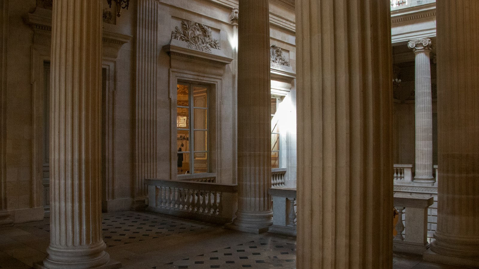 Galerie à colonnes d’un édifice public en France : les conséquences sociales et le risque Urssaf