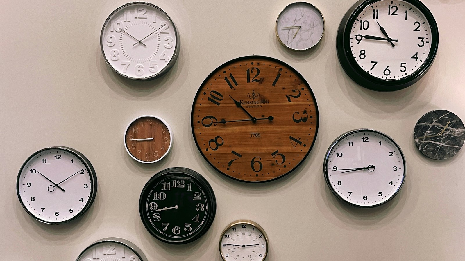 Mur couvert d’horloges de différentes tailles : la durée du travail et les congés du gérant de succursale