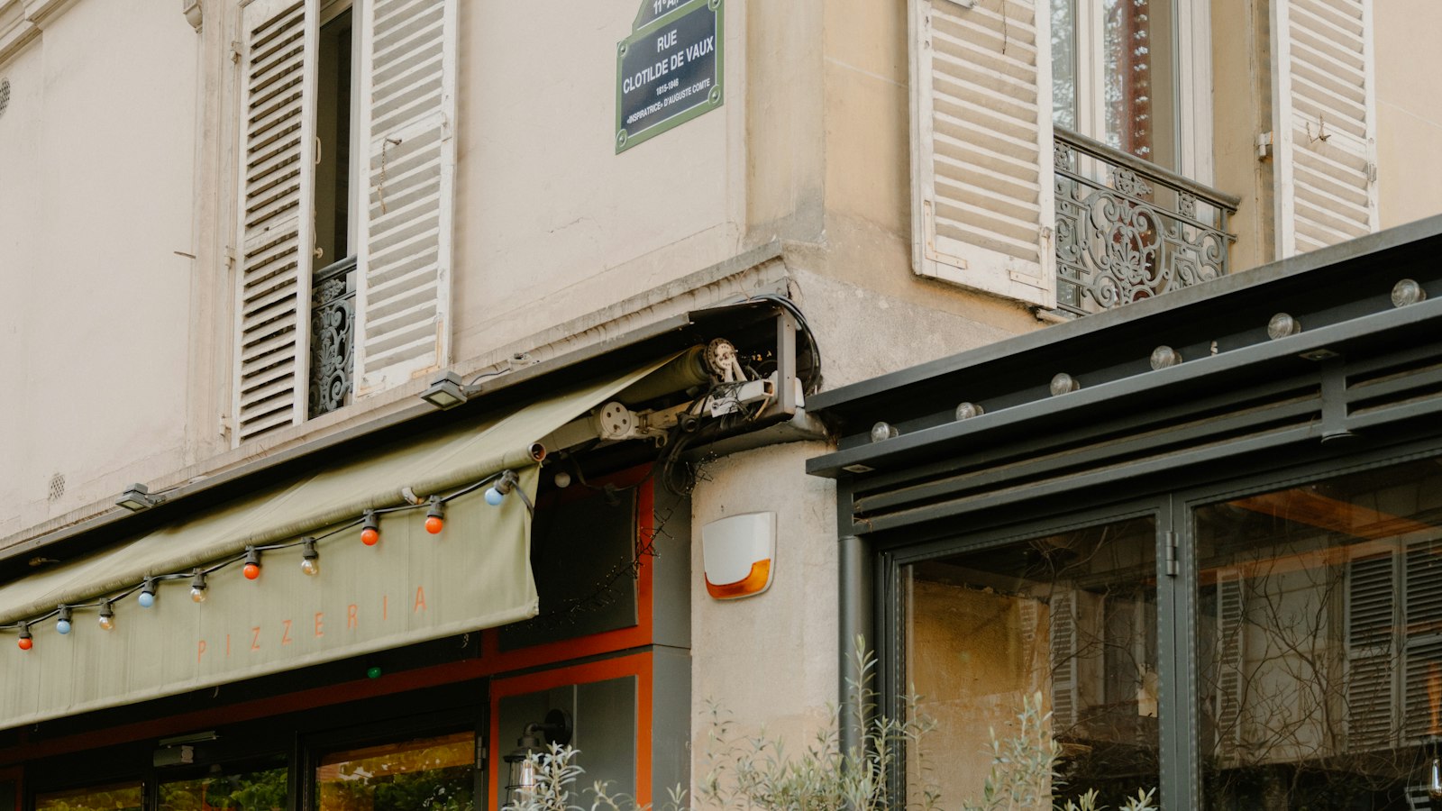 Commerce en rez-de-chaussée d’un immeuble d’angle parisien : le statut légal du gérant de succursale