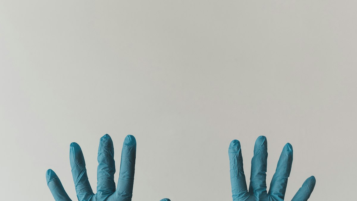 Mains gantées de nitrile : la santé et la sécurité des salariés de l'officine