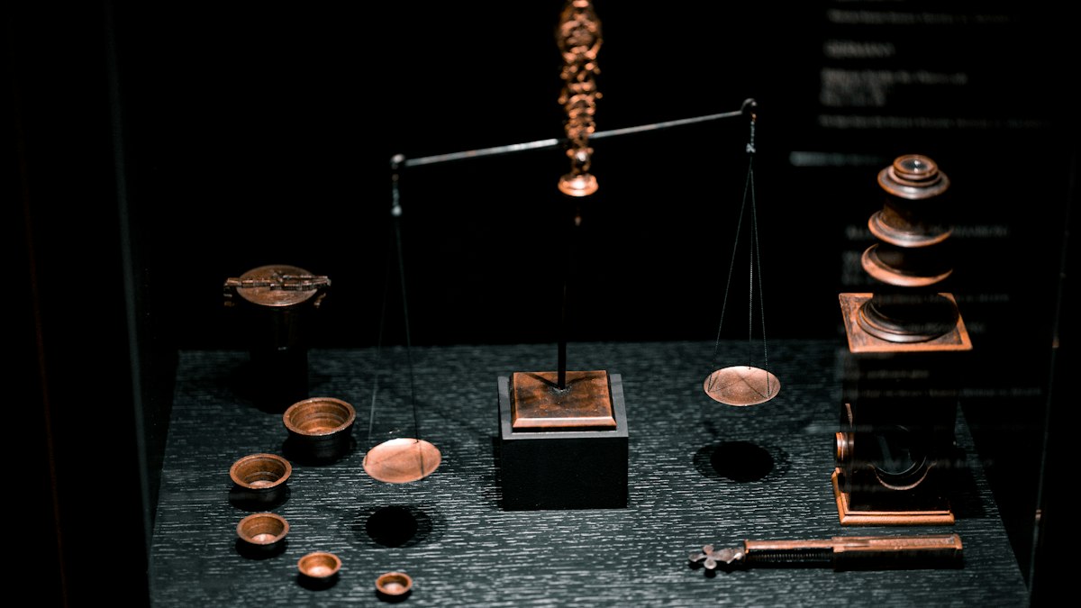 Balance de précision ancienne et ses poids : la responsabilité professionnelle et la discipline dans l'officine