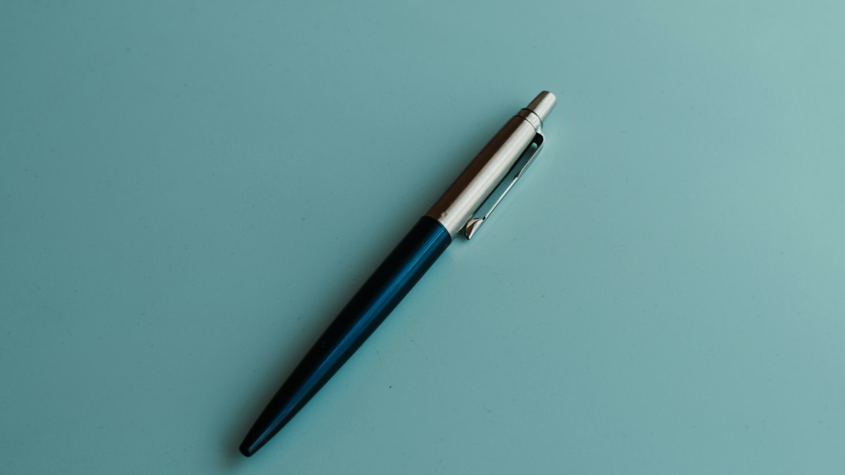 Stylo posé sur un fond uni : la rupture du contrat de travail dans l'officine