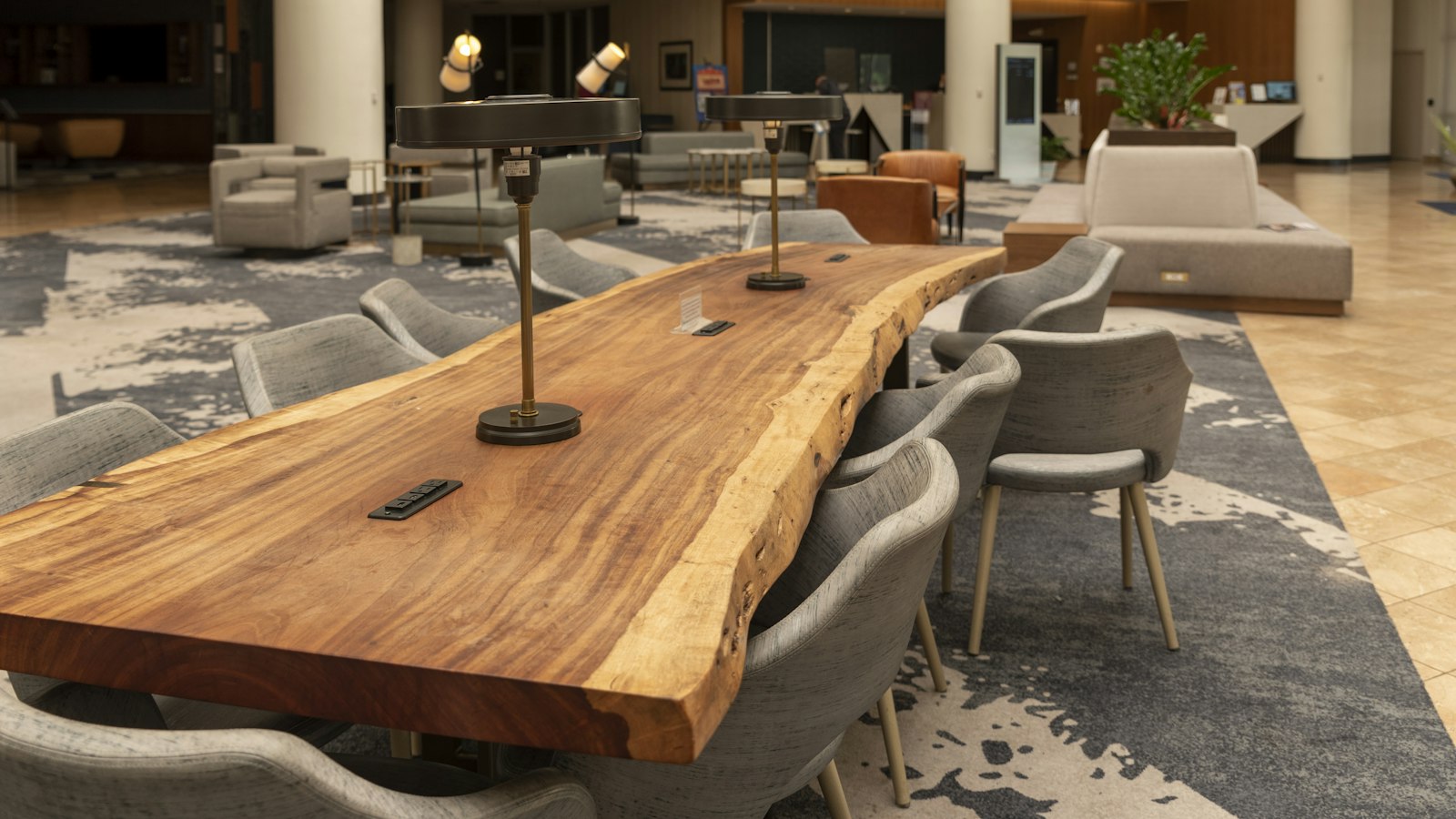 Longue table en bois entourée de fauteuils dans un hall vide : le CSE, les contrôles et le contentieux de l'officine