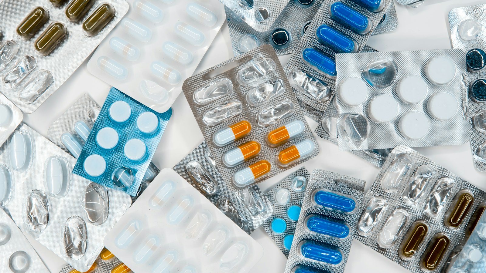 Plaquettes de comprimés et de gélules vues de dessus : les actualités sociales de la pharmacie d'officine