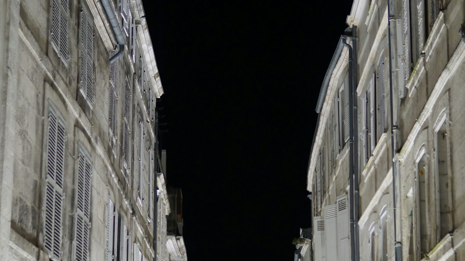 Rue à arcades déserte la nuit : les agressions, les incivilités et le travail isolé dans l'officine