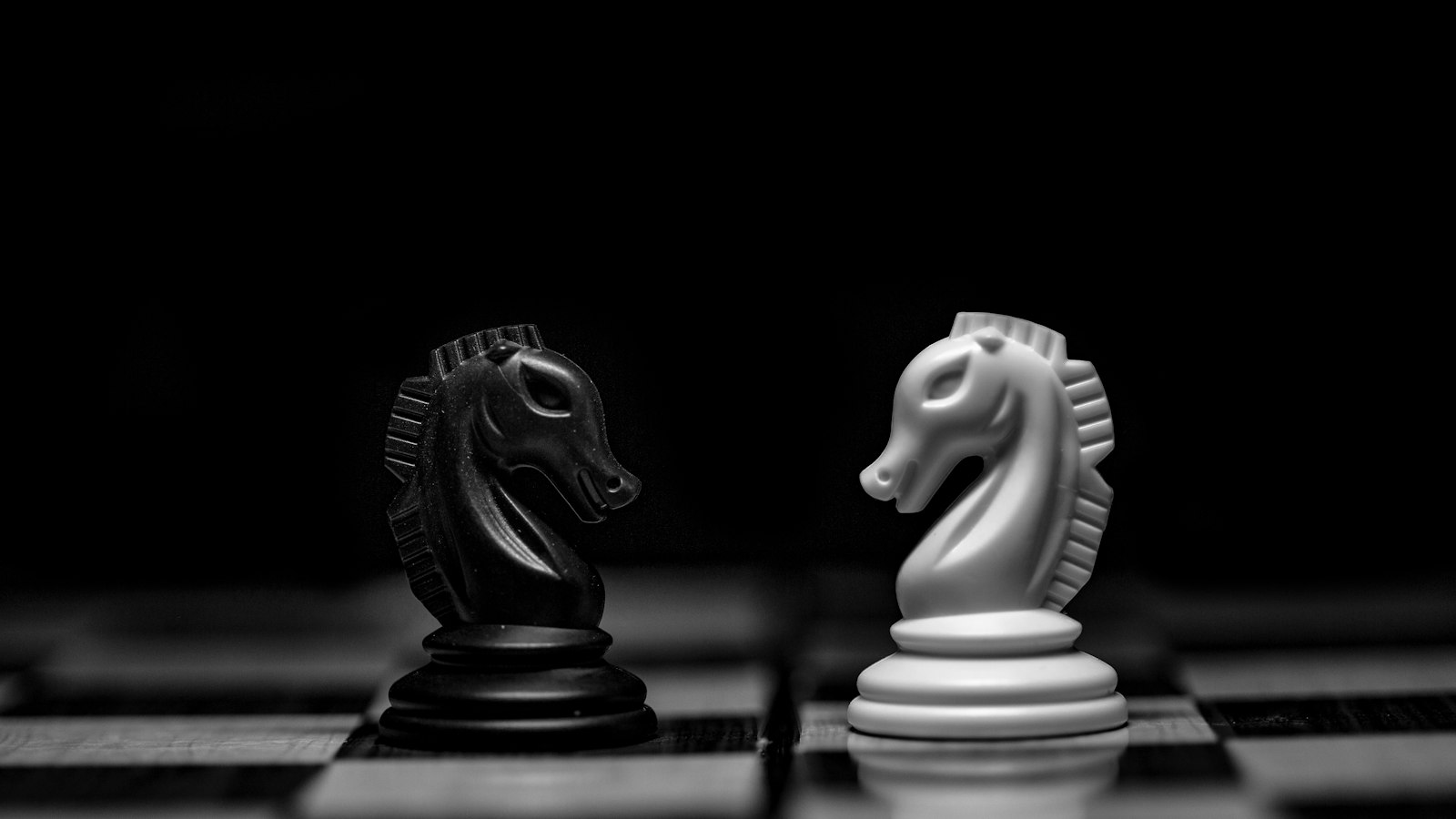 Deux cavaliers d'échecs se faisant face : la clause de non-concurrence du pharmacien adjoint et des salariés de l'officine