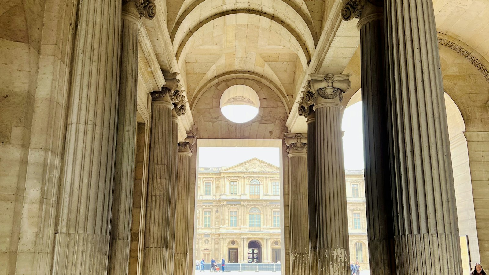 Galerie à colonnes du palais du Louvre à Paris : le contentieux prud'homal de l'officine