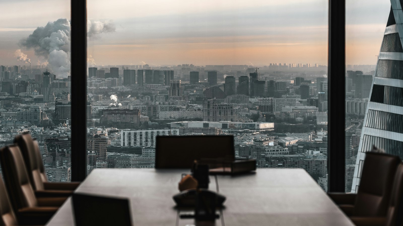 Salle de réunion vide autour d'une longue table : l'effectif et le CSE de l'officine