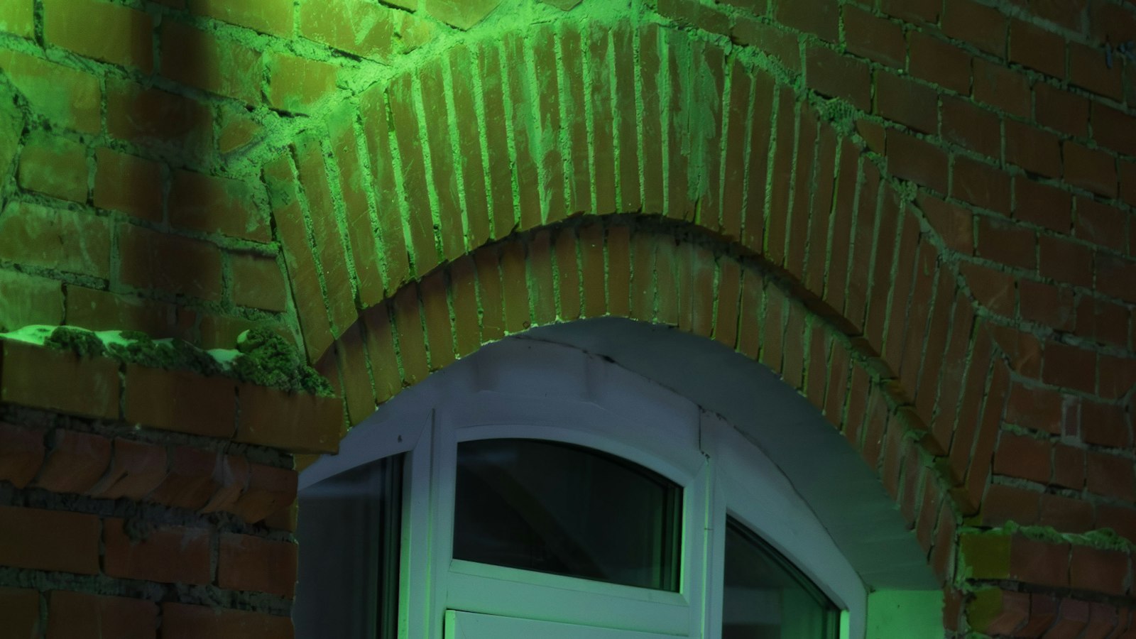Porte d'officine sous une croix verte lumineuse : le départ et la mise à la retraite du salarié de l'officine