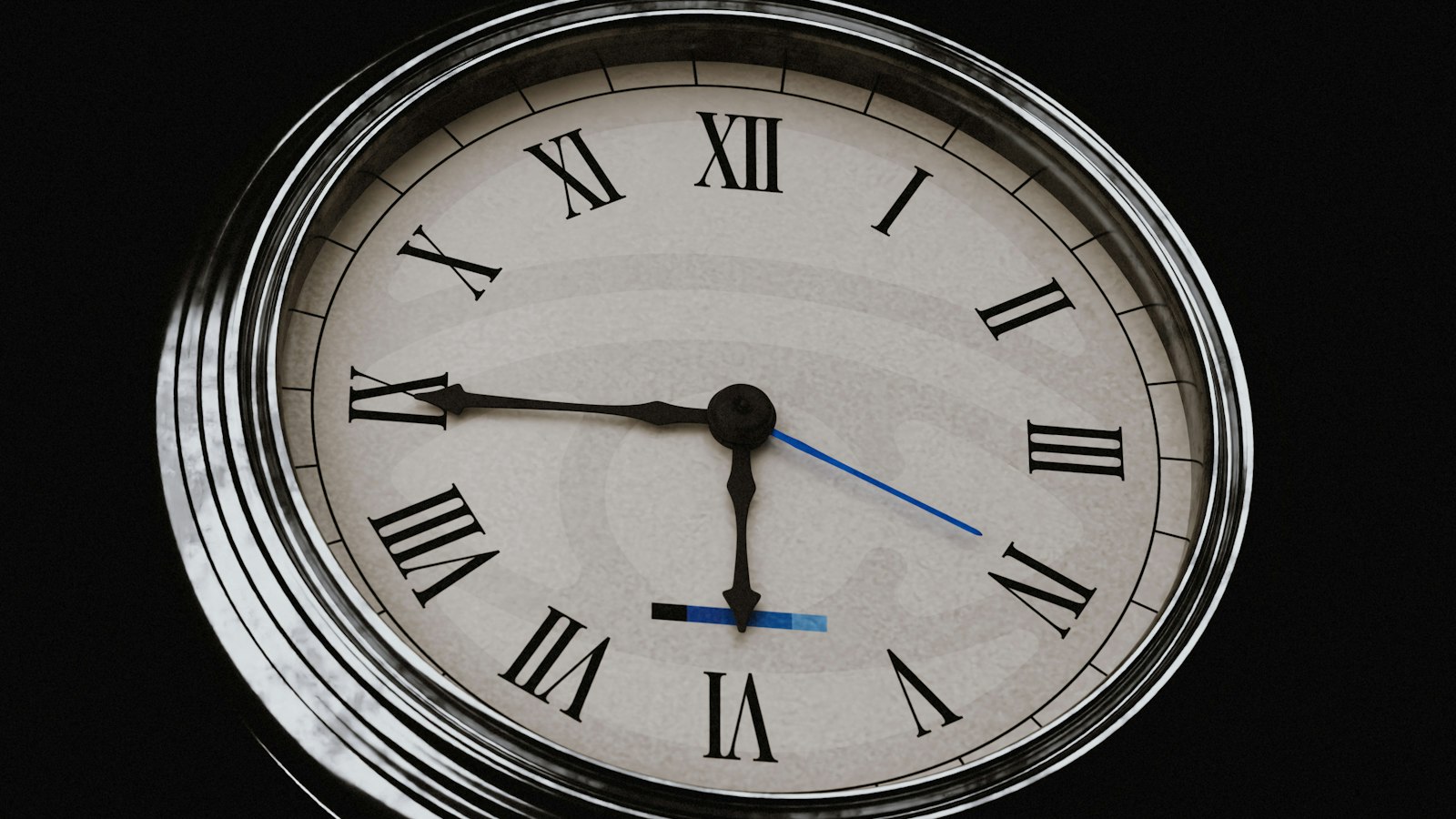 Montre de gousset argentée sur fond noir : le planning et le décompte des heures dans l'officine