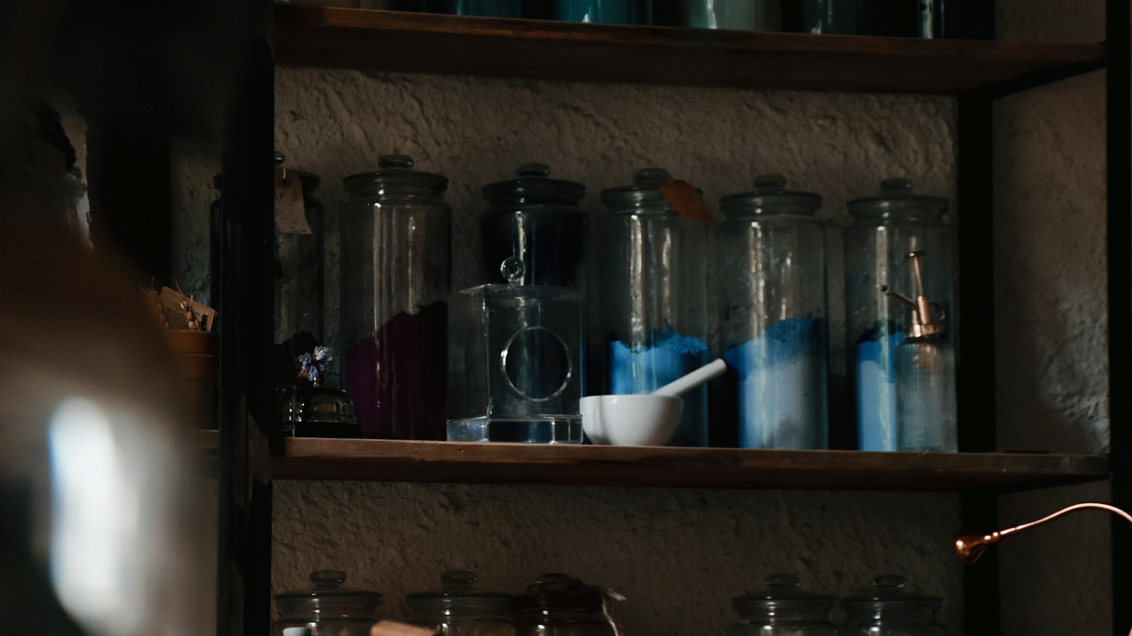 Bocaux de poudres sur les étagères d'un préparatoire : le titulaire et la société d'exercice, employeurs de l'officine