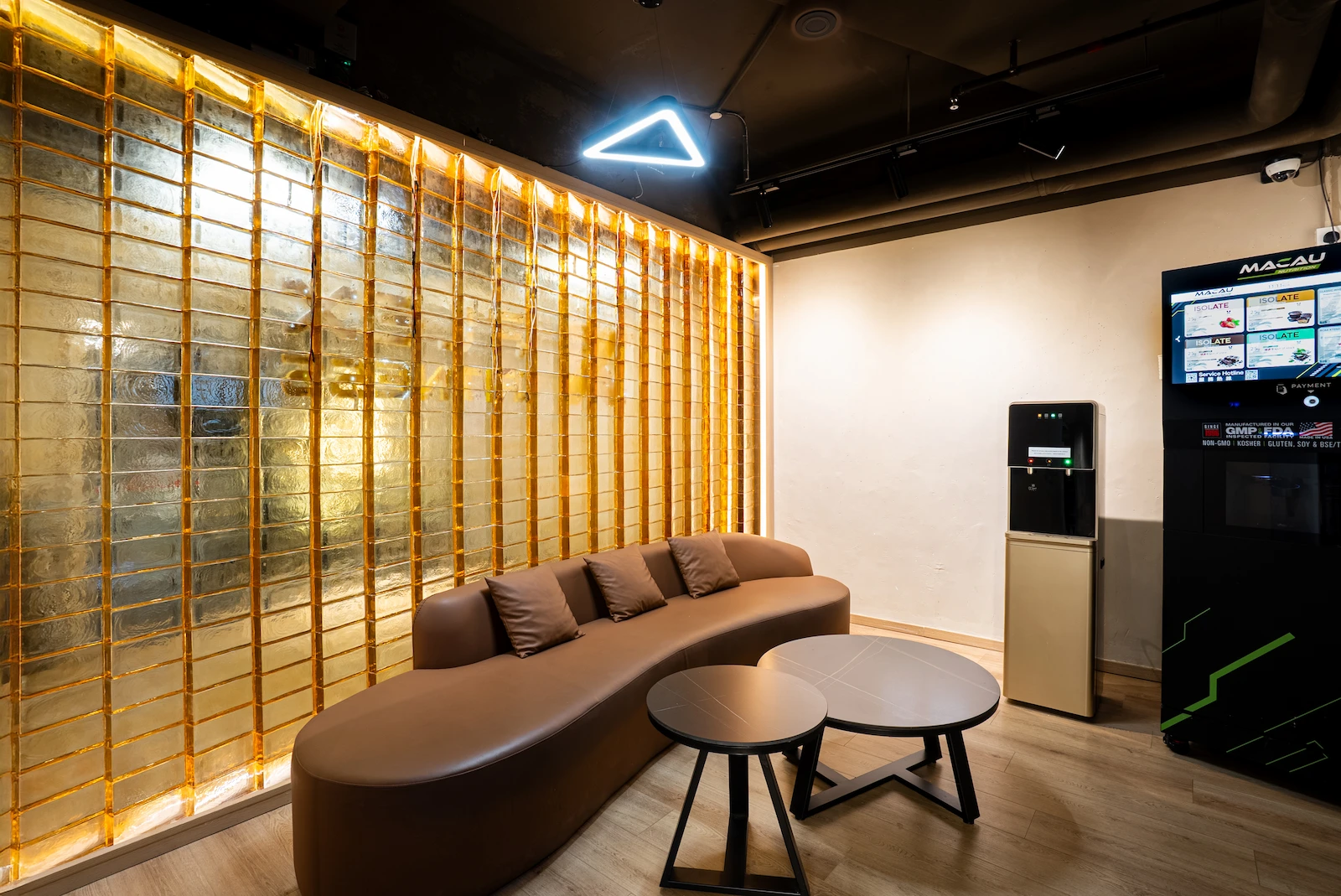 Professional gym facilities at Flex Fitness Ocean Mall, Macau.