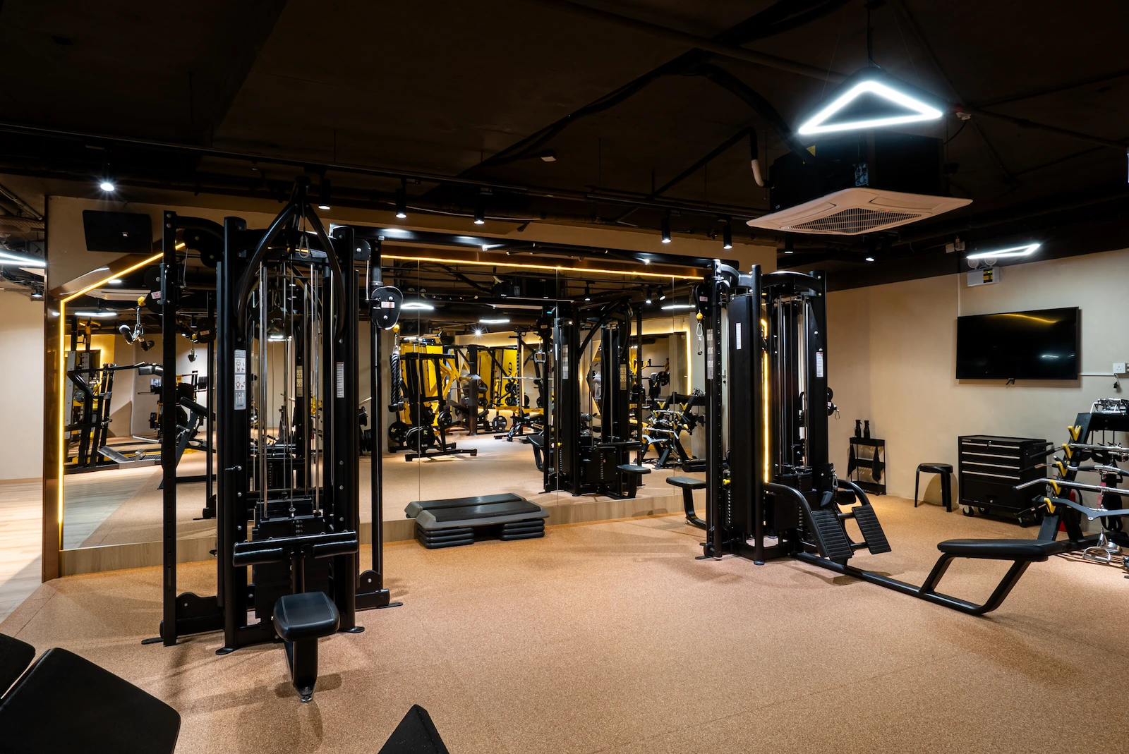 Full-service fitness club at Flex Fitness Ocean Mall, Macau.