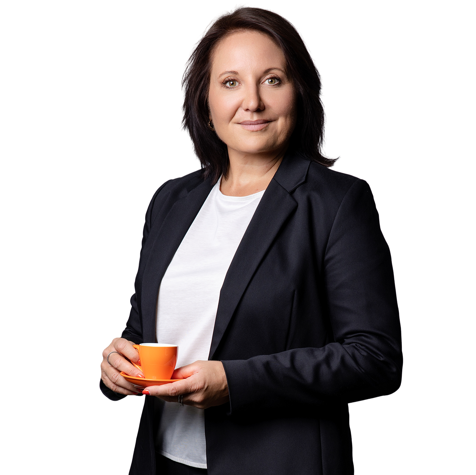 Marion Mossmann Schwarz steht mit orangefarbener Tasse im Blazer, passend zum Gespräch über Kundenakademien.