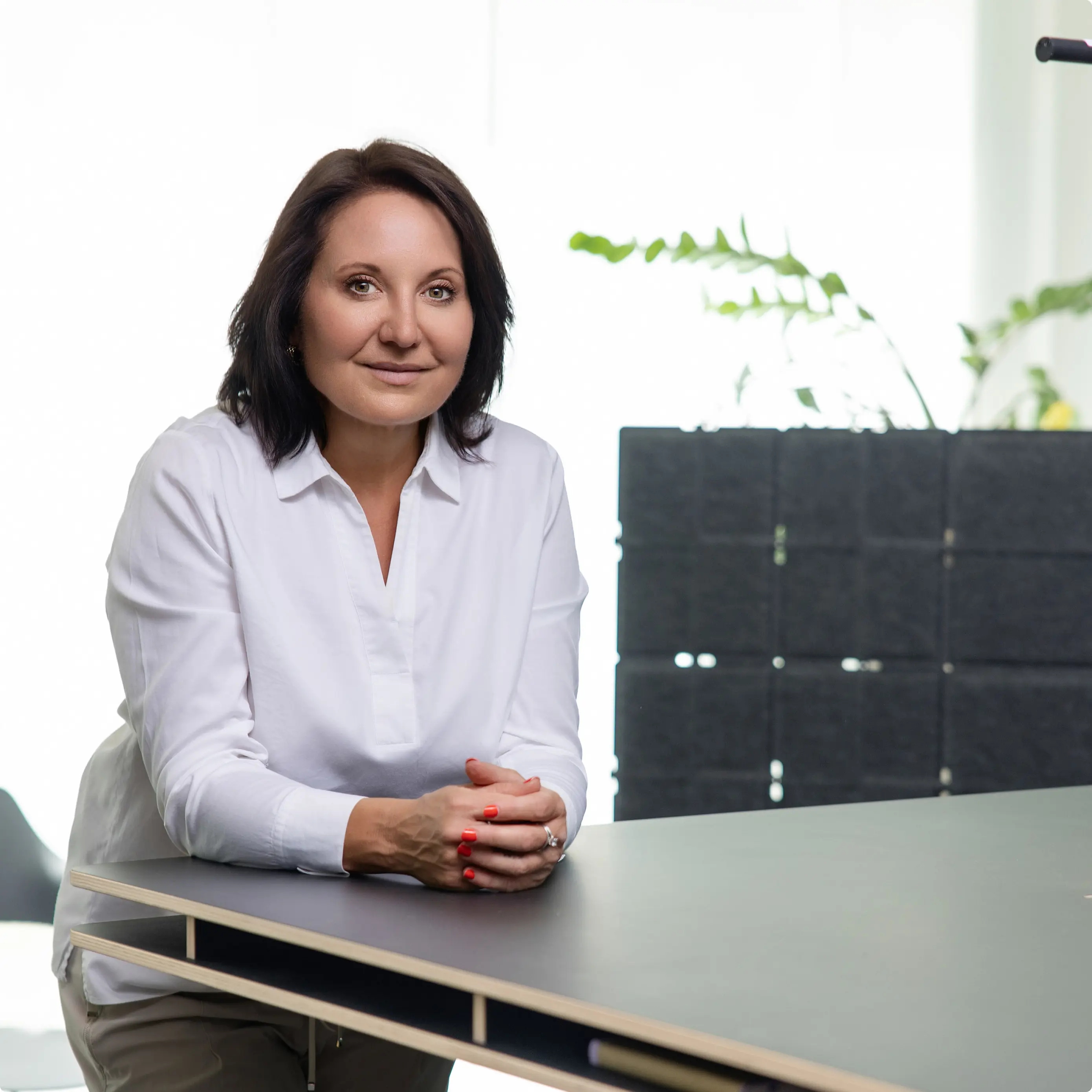 Marion Mossmann Schwarz arbeitet am Schreibtisch.