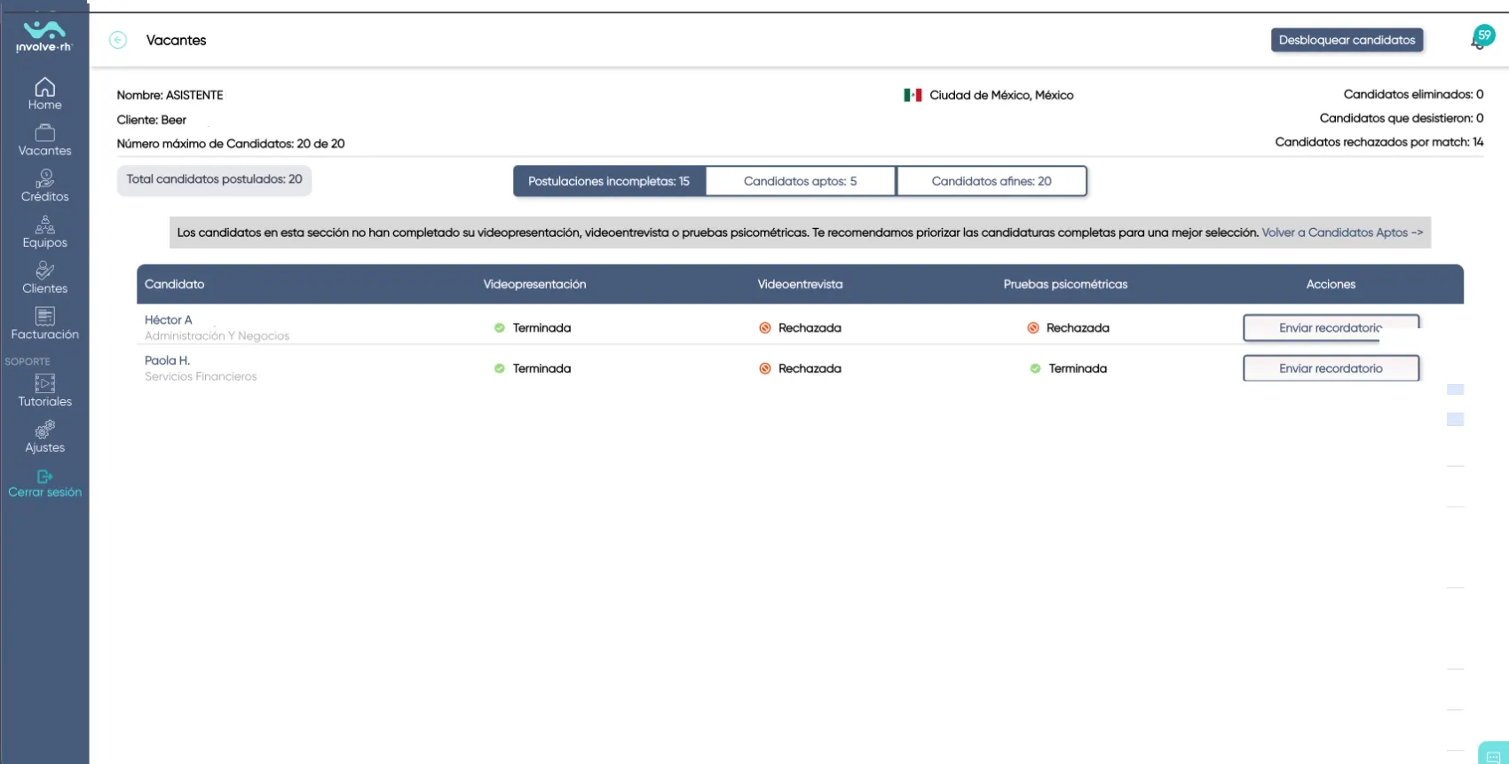 Pantalla de un sistema de gestión de vacantes que muestra candidatos para el puesto 'ASISTENTE' del cliente Beer, en Ciudad de México, México. El máximo es 20 candidatos y hay 20 postulados. La sección destaca 15 postulaciones incompletas y 5 candidatos aptos. Se indican dos candidatos Héctor A. (Administración y Negocios) y Paola H. (Servicios Financieros). Héctor tiene videopresentación terminada, videoentrevista y pruebas psicométricas rechazadas. Paola tiene videopresentación y pruebas psicométricas terminadas, videoentrevista rechazada. Hay botones para enviar recordatorio. La interfaz incluye menú lateral con opciones como Home, Vacantes, Créditos y más.