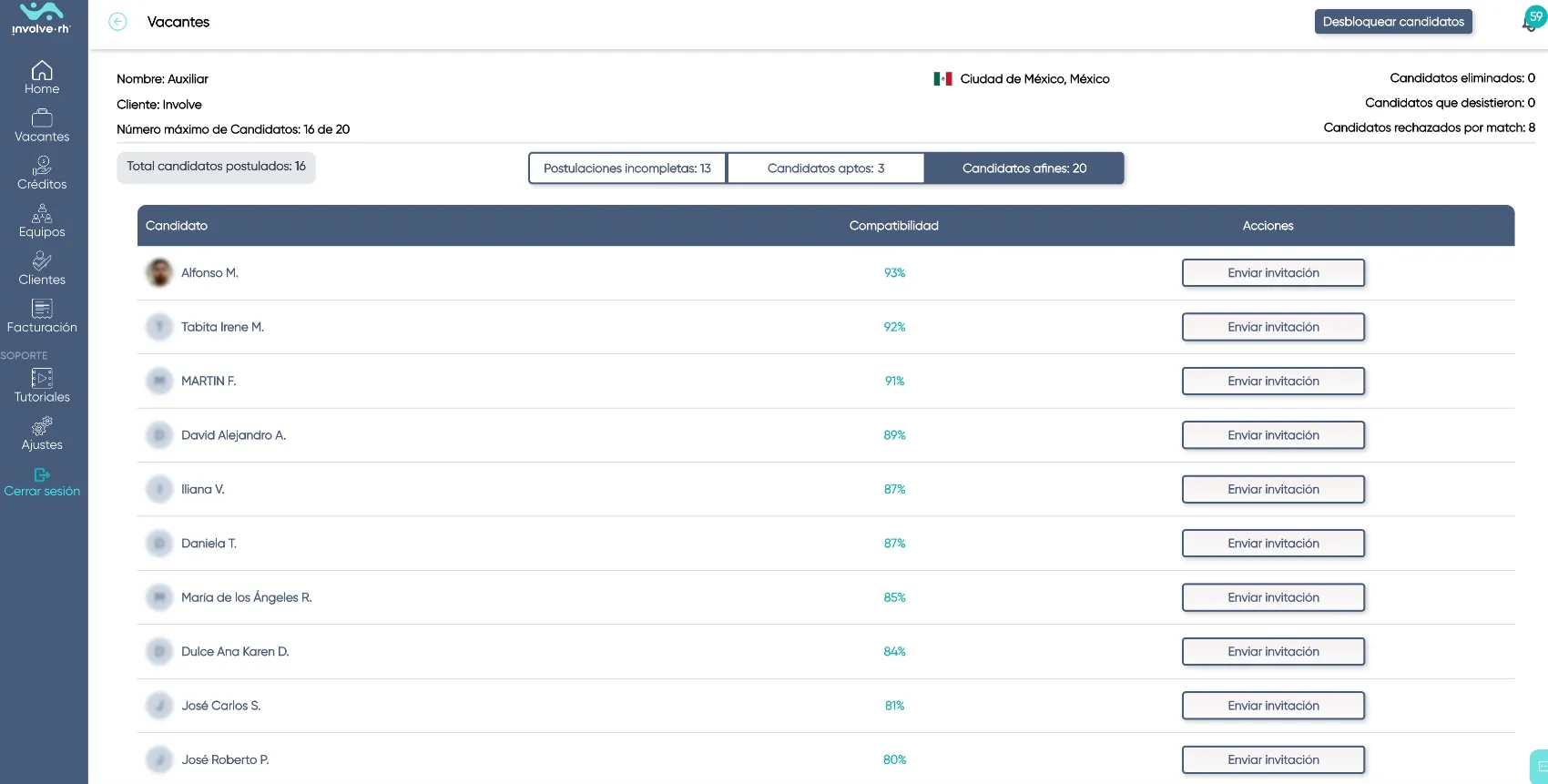 Pantalla de plataforma de reclutamiento mostrando lista de candidatos para la vacante 'Auxiliar' en Ciudad de México, México. Muestra 16 candidatos postulados de un máximo de 20, con columnas de nombre, compatibilidad en porcentaje y botón para enviar invitación. La barra lateral tiene opciones como Home, Vacantes, Créditos, Equipos, Clientes, Facturación, Tutoriales y Ajustes. En la parte superior derecha aparecen estadísticas de candidatos eliminados, desistidos y rechazados por match, además de un botón para desbloquear candidatos.