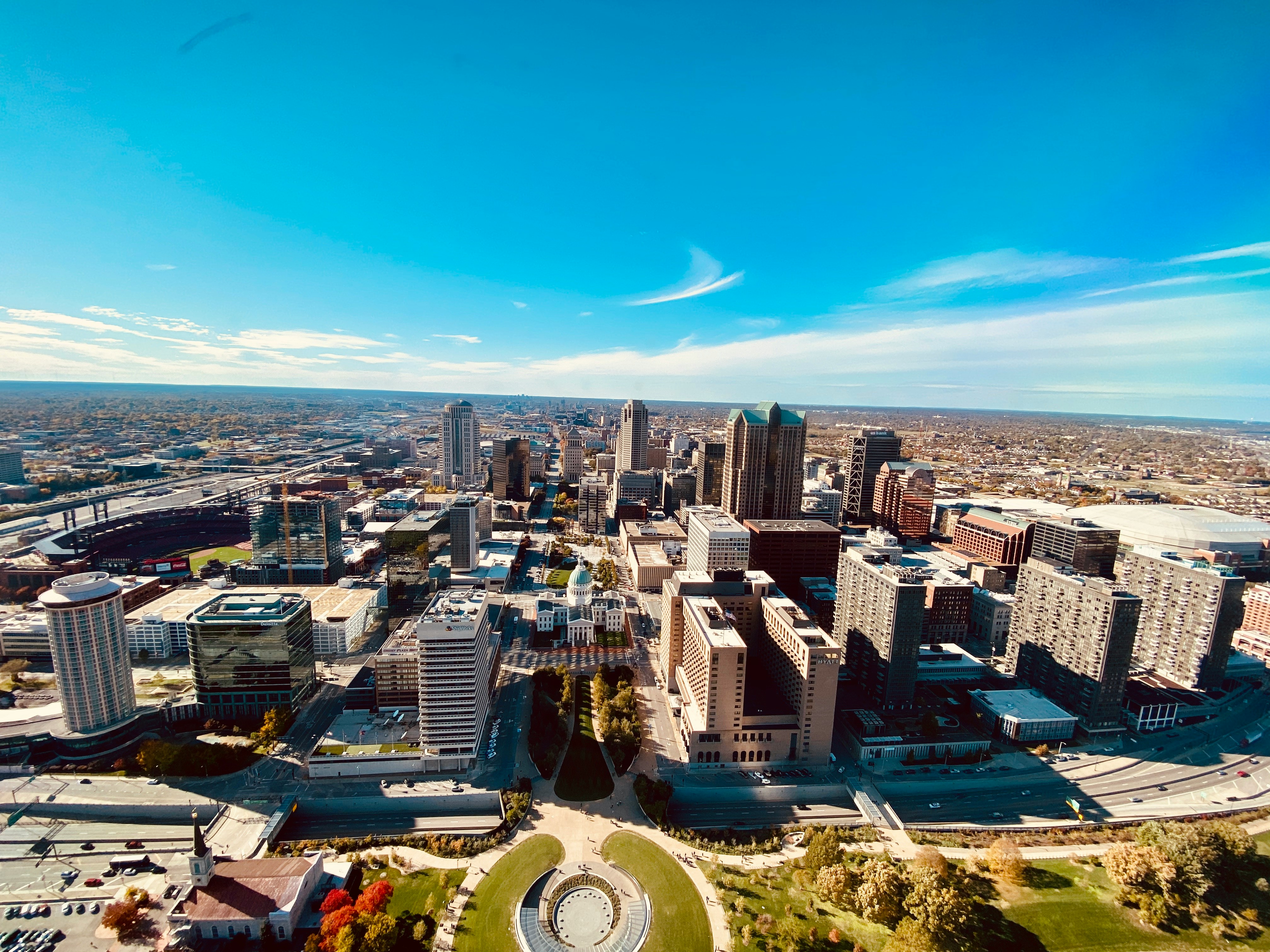 Aerial photo of downtown St. Louis, with the famous St. Louis courthouse in the center