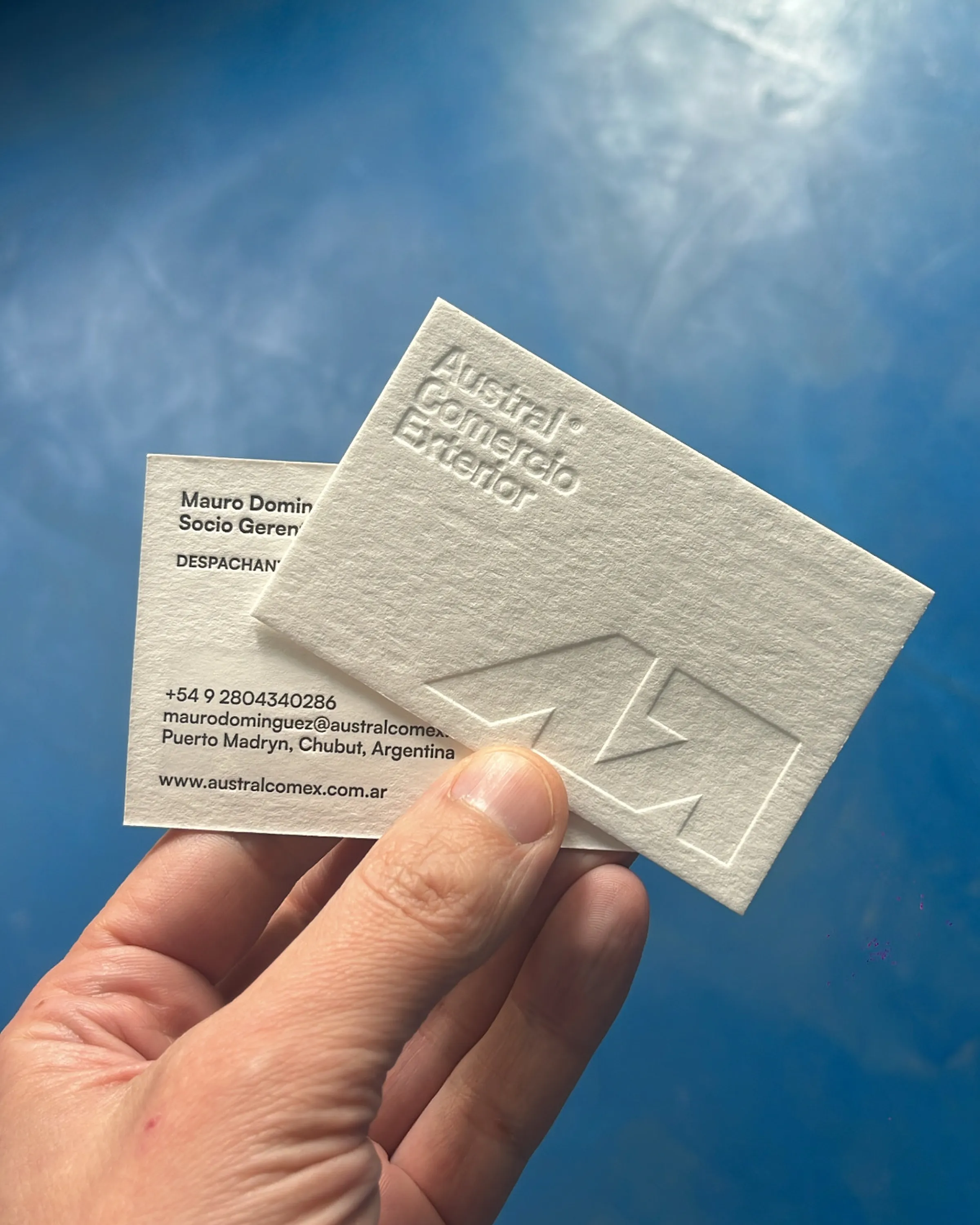 Tarjeta personal con relieve letterpress y tipografía editorial impresa en Buena Prensa