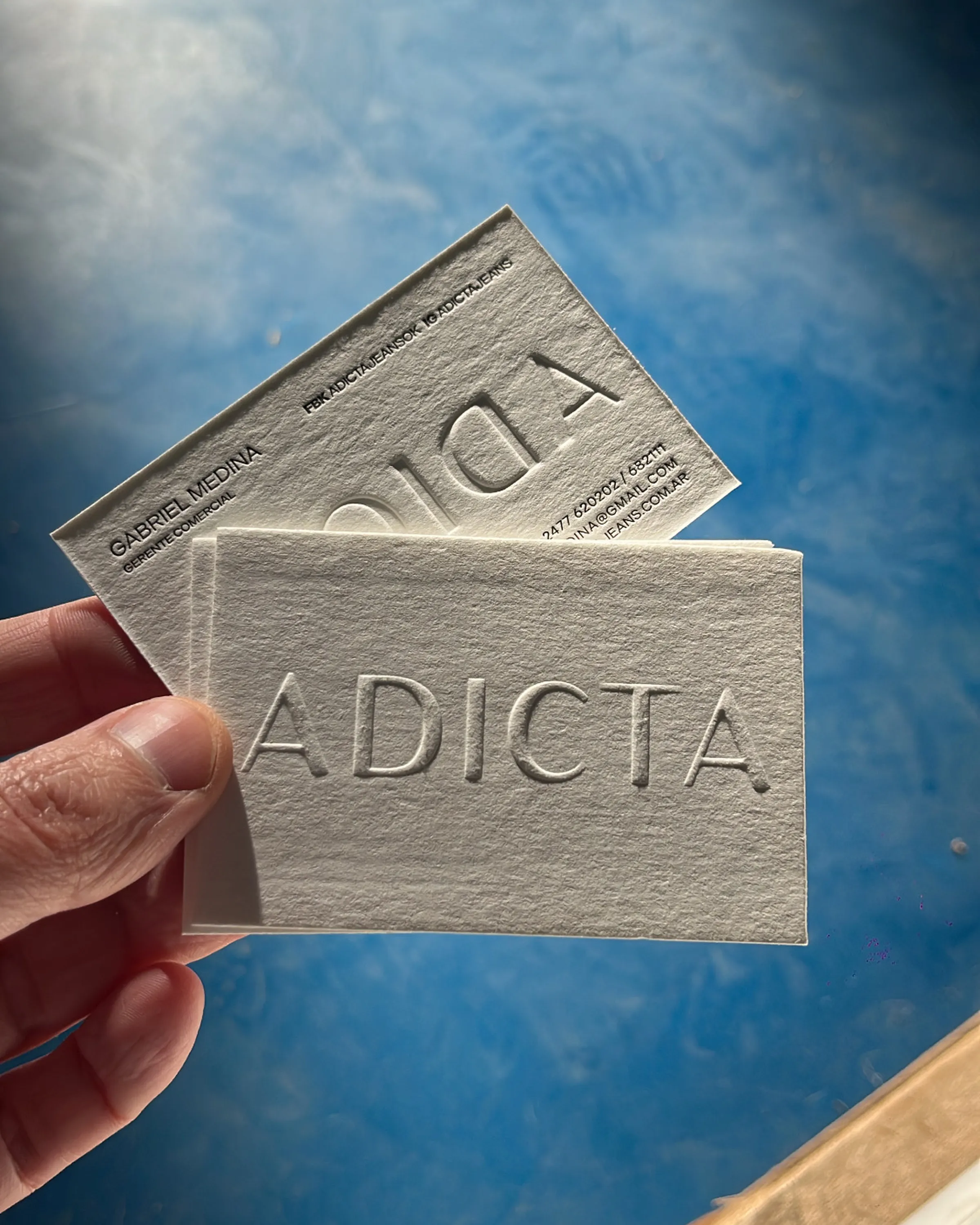 Tarjetas personales con relieve letterpress impresas en Buena Prensa