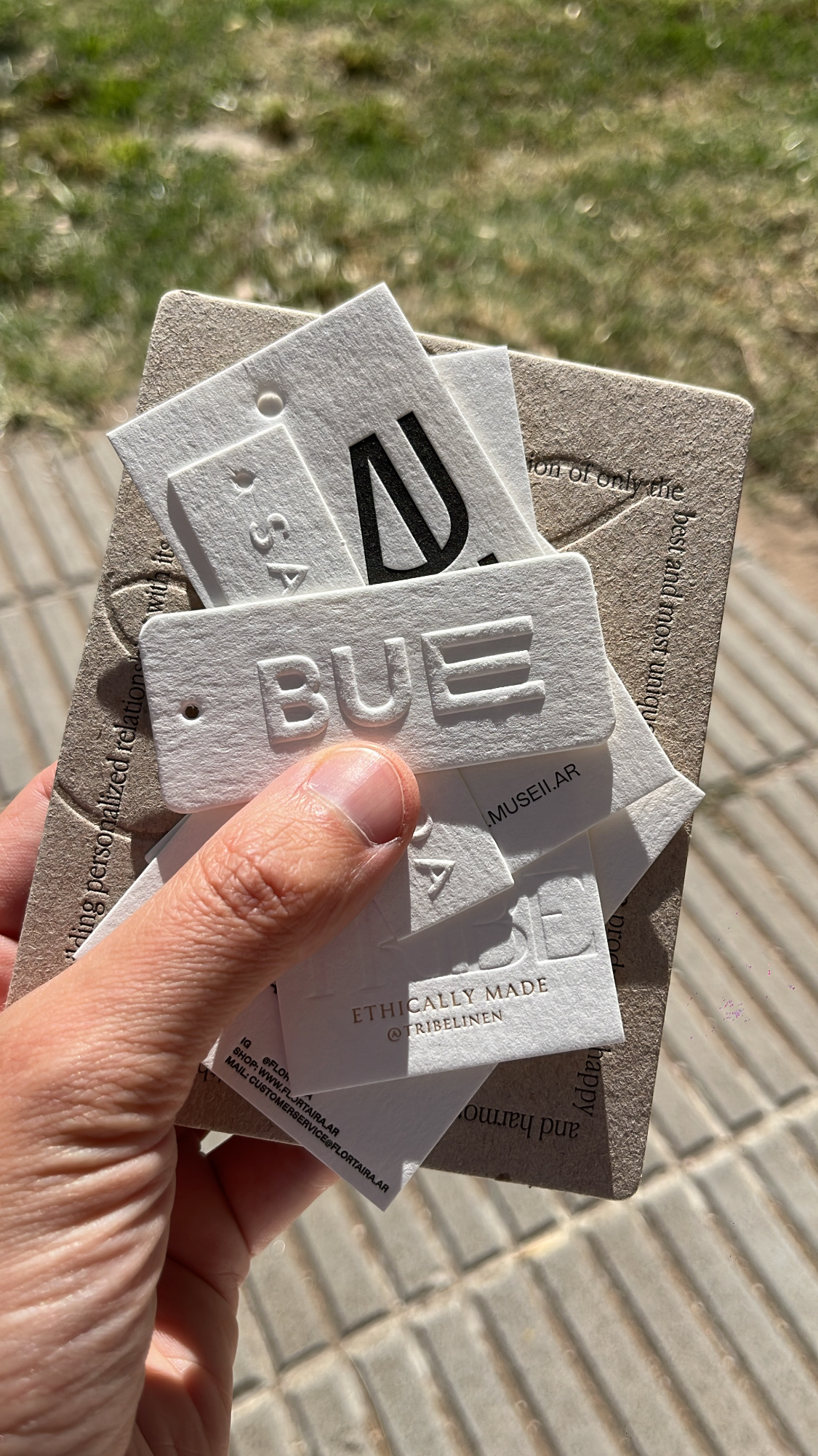 Etiqueta con relieve letterpress impresa en Buena Prensa
