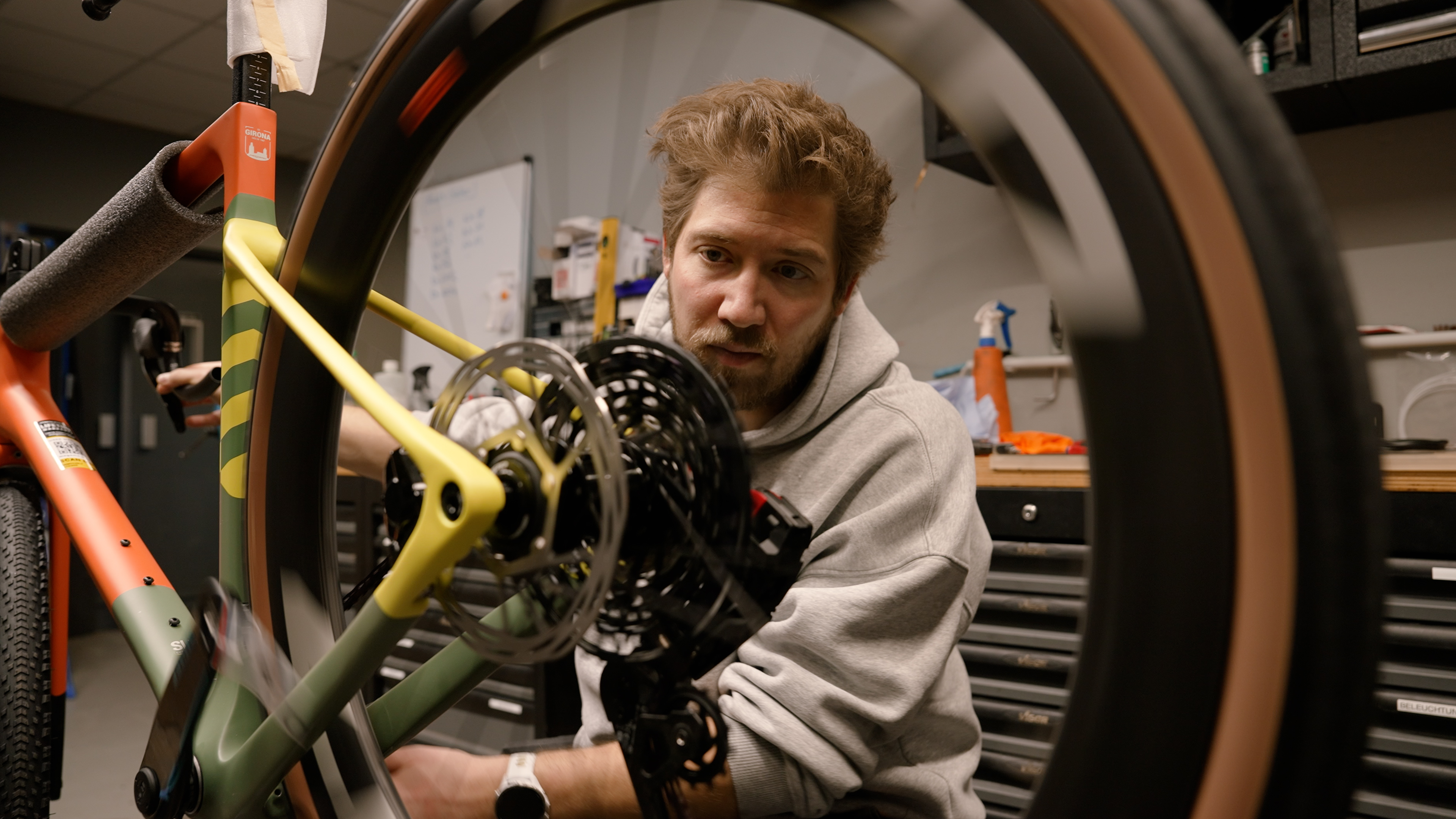 Mechaniker repariert Fahrrad in der Werkstatt, Blick durch das Laufrad