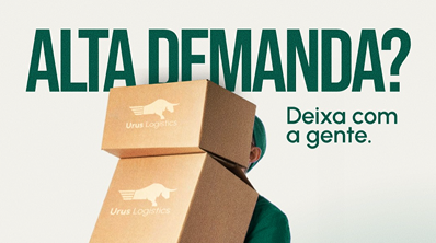 Person in green holding two stacked cardboard boxes with Urus Logistics logo and text saying 'ALTA DEMANDA? Deixa com a gente.'