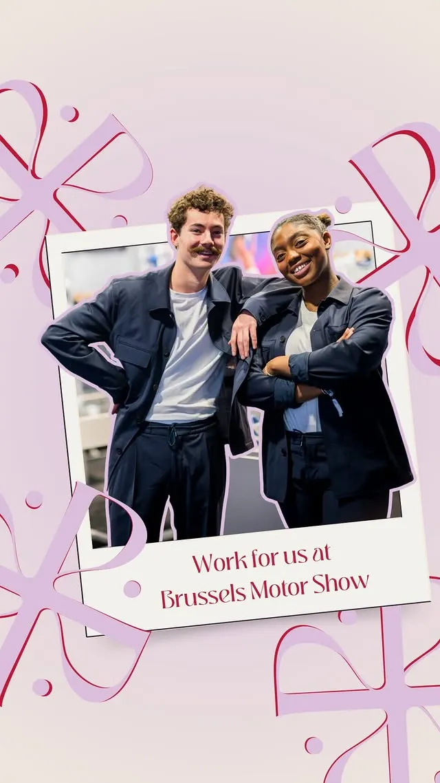 Deux personnes souriantes en vestes posent avec un texte invitant à travailler au Brussels Motor Show.