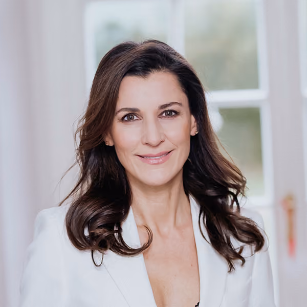 Portrait von Dr. Anne Karl in einer modernen Praxisumgebung.