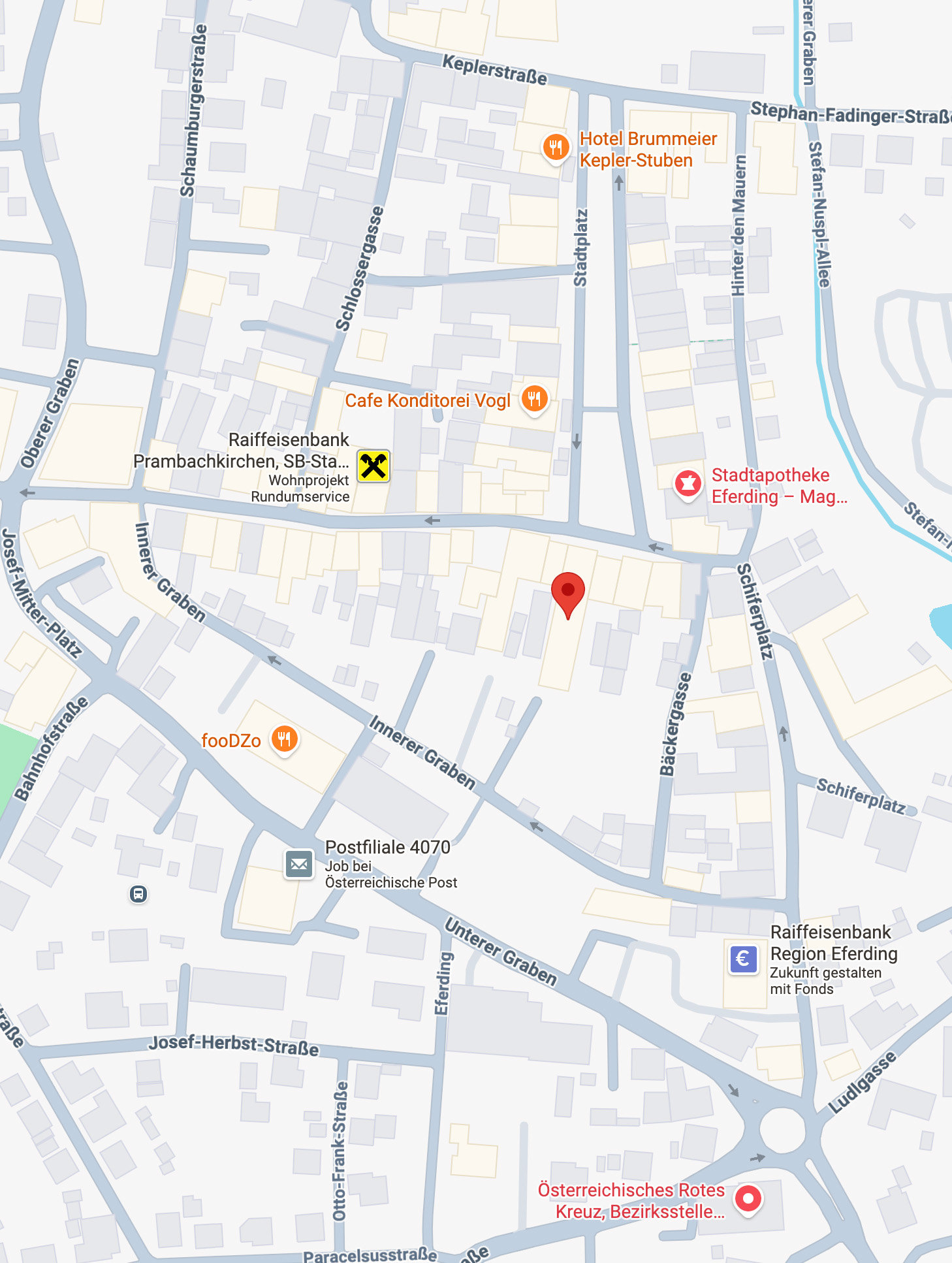 Kartenansicht von Eferding mit Straßen, Geschäften und Markierungen inklusive Hotel und Raiffeisenbank.