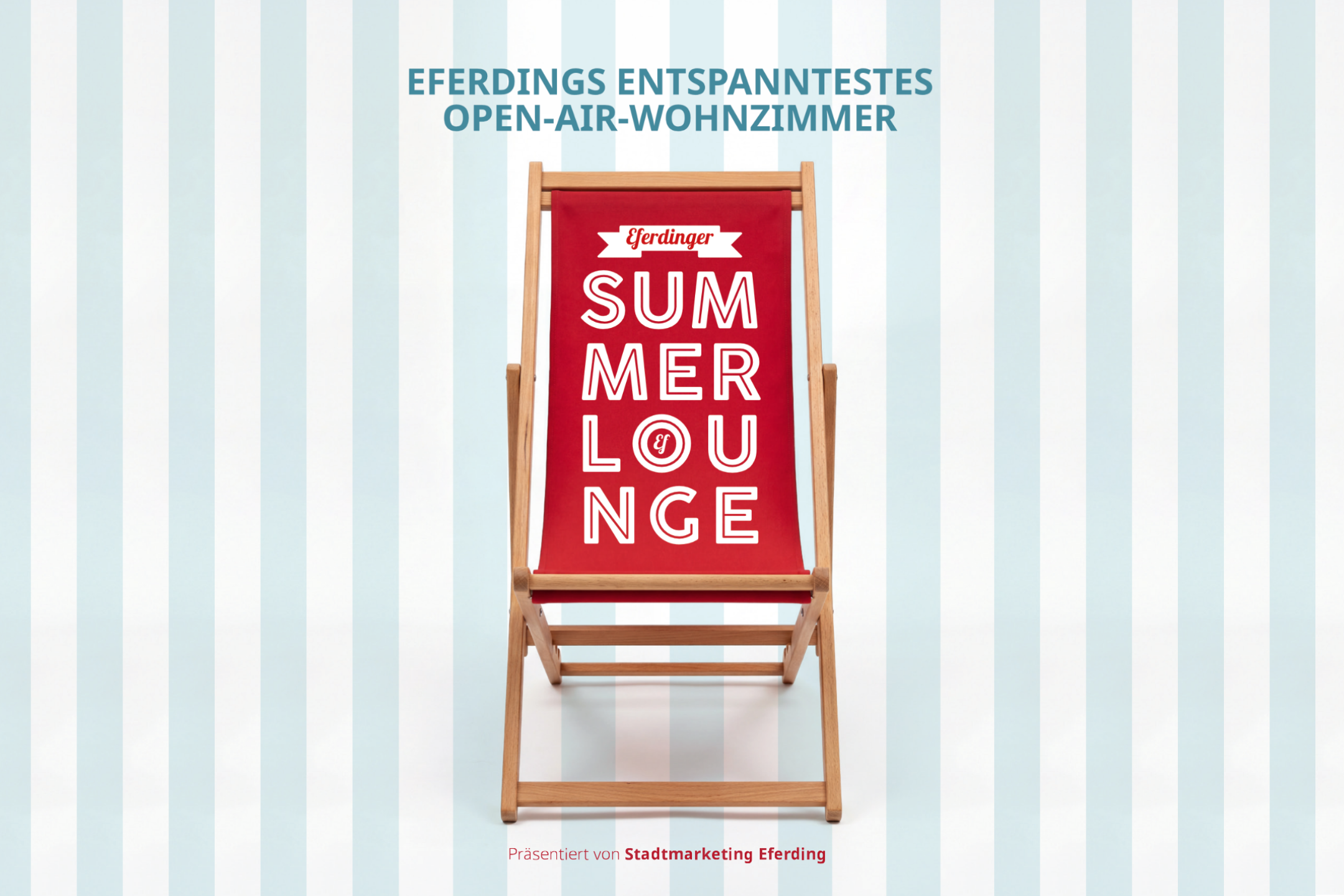 Roter Liegestuhl mit Text ‚Eferdinger Summer Lounge‘ vor blau-weißen Streifen.