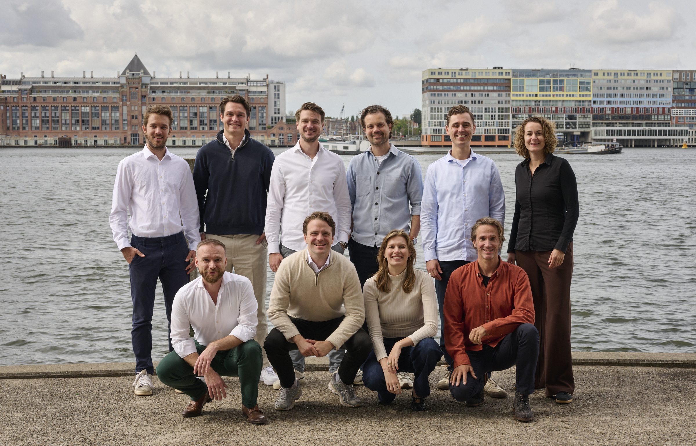 Het team van Nxt Phase AI aan het IJ in Amsterdam