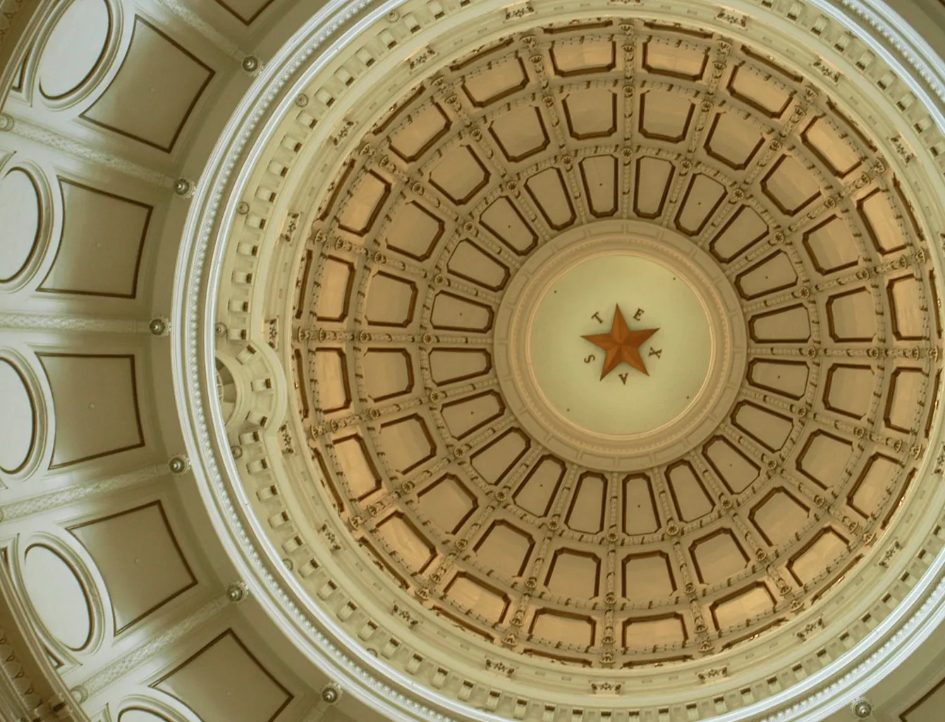 Interior dome ceiling with a Texas star and the word TEXAS around it in a circular pattern.