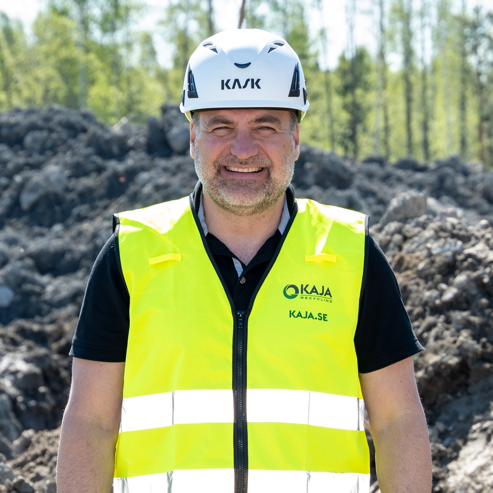 Porträtt på Rafi Markarian som står framför schaktmassa i varselkläder.