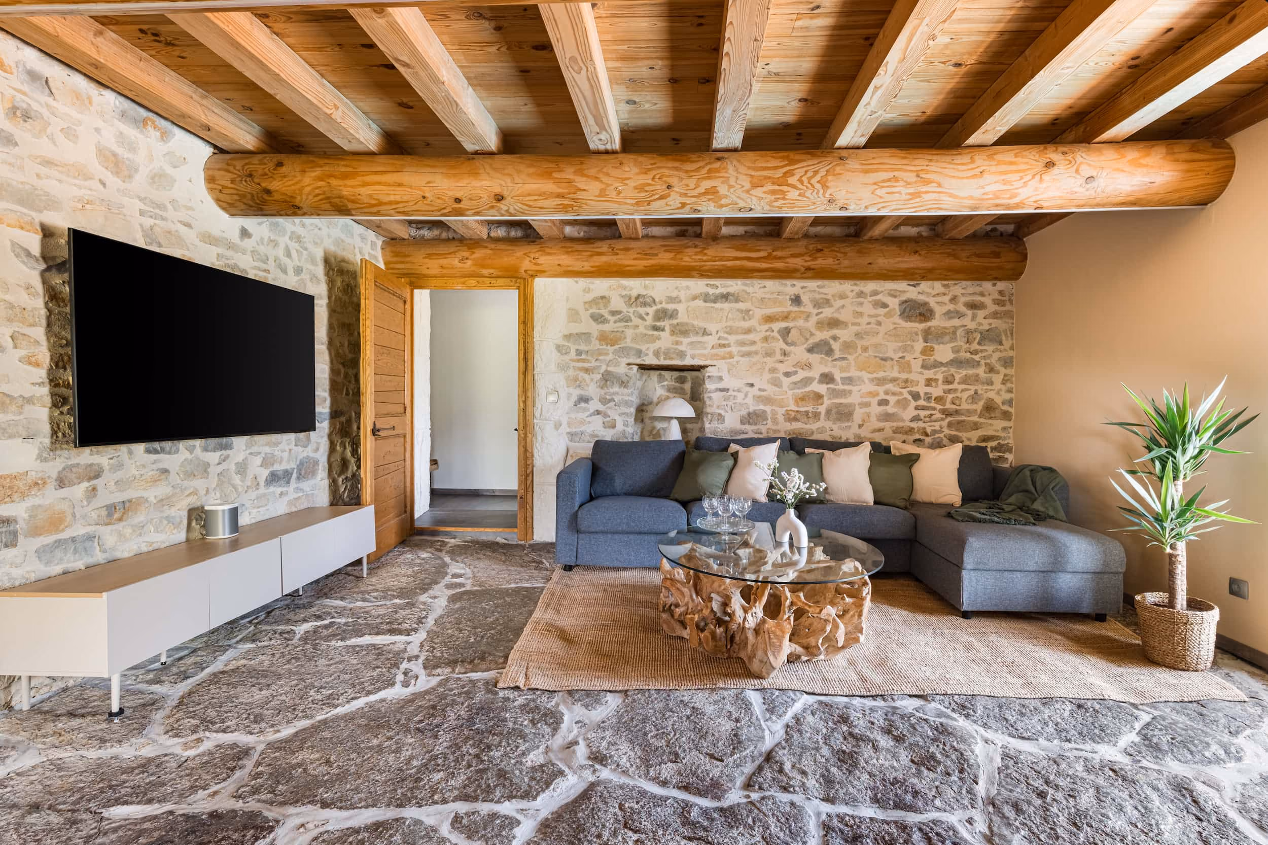 Terrasse extérieure du Domaine de Miegessolle avec mobilier de jardin et vue panoramique