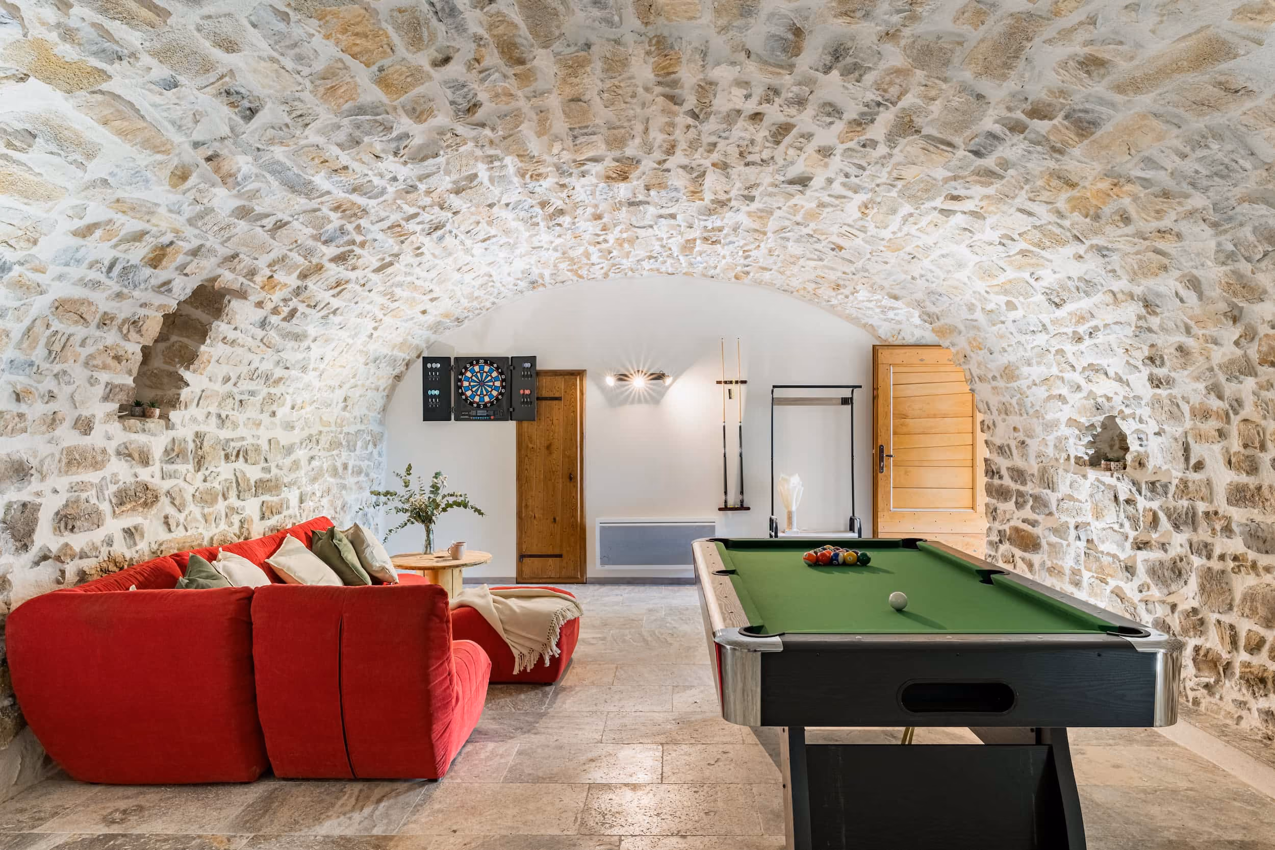 Salle à manger du Domaine de Miegessolle avec table dressée pour 15 convives