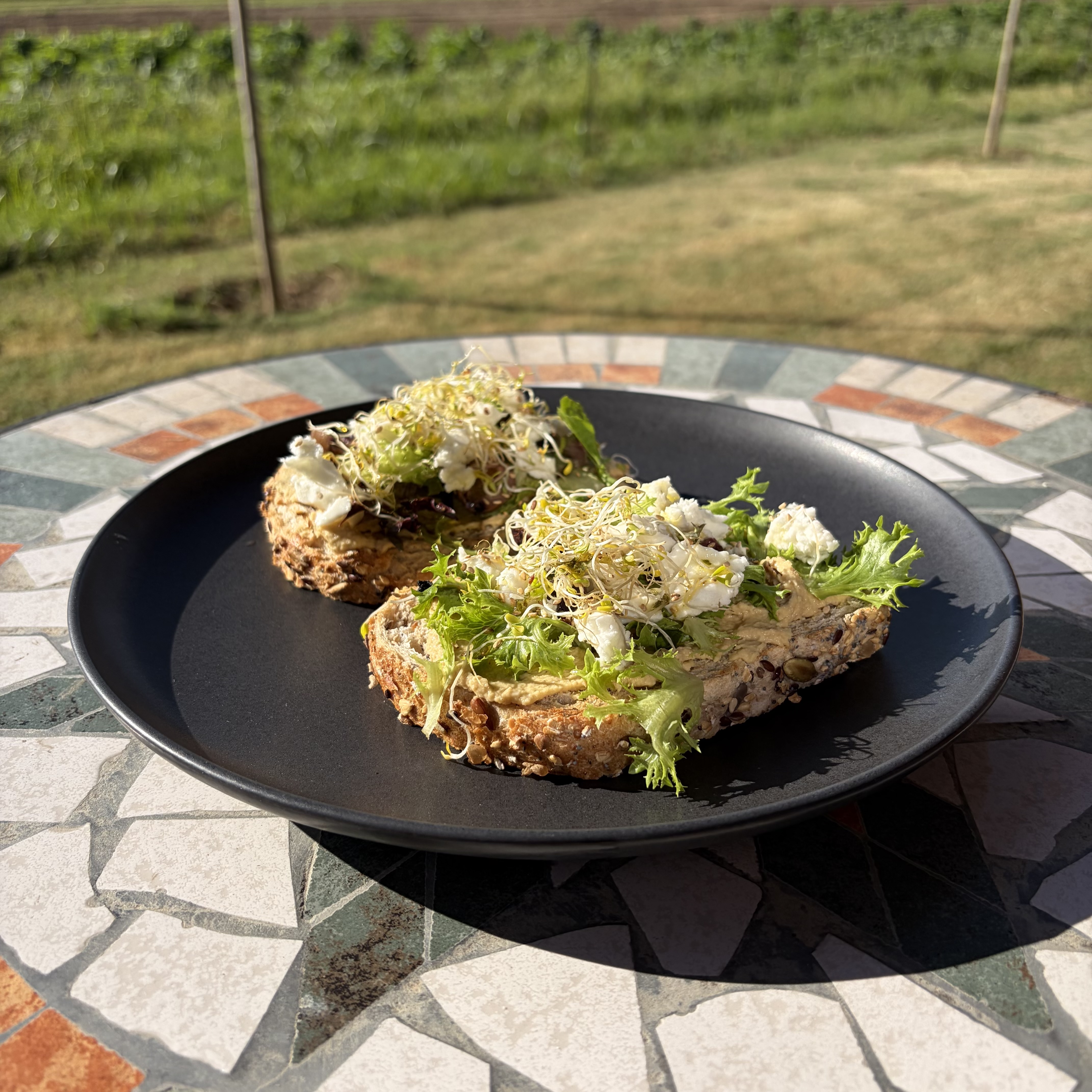 Torrada d'hummus amb formatge fresc