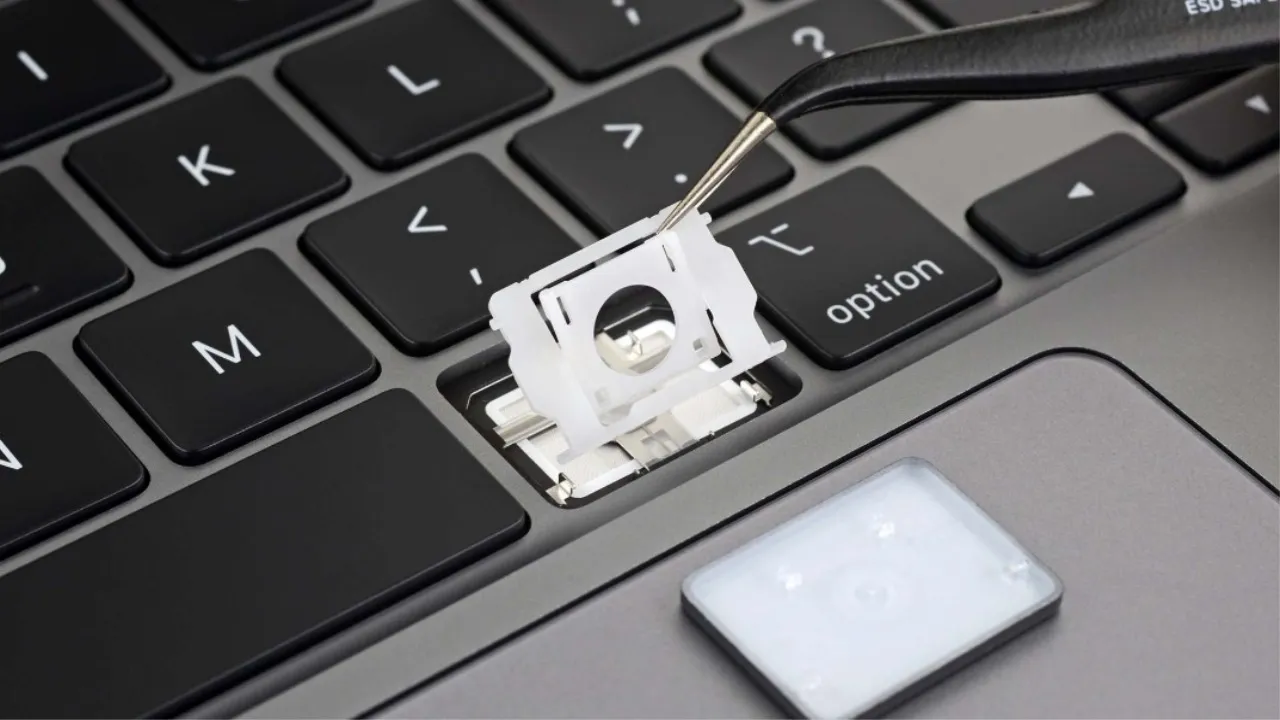 Keyboard Macbook yang sedang dicek atau diagnosa oleh tim Pusat Service Macbook