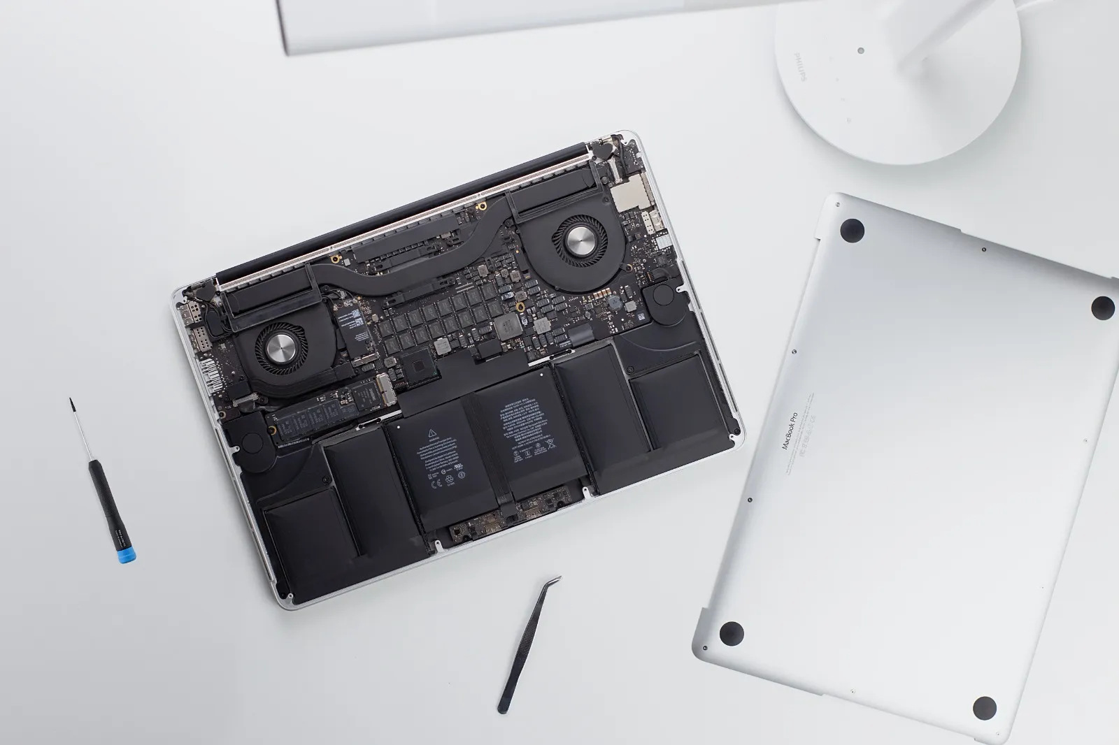 Isi mesin Macbook yang sedang diperbaiki oleh tim Pusat Service Macbook Bali