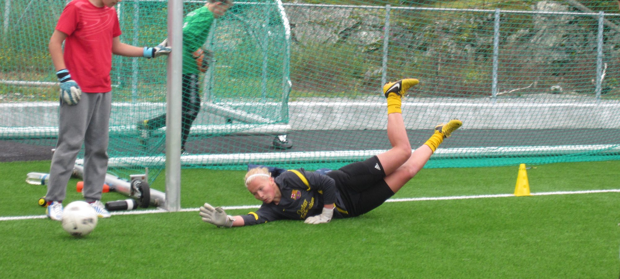 En keeper som slenger seg etter ballen