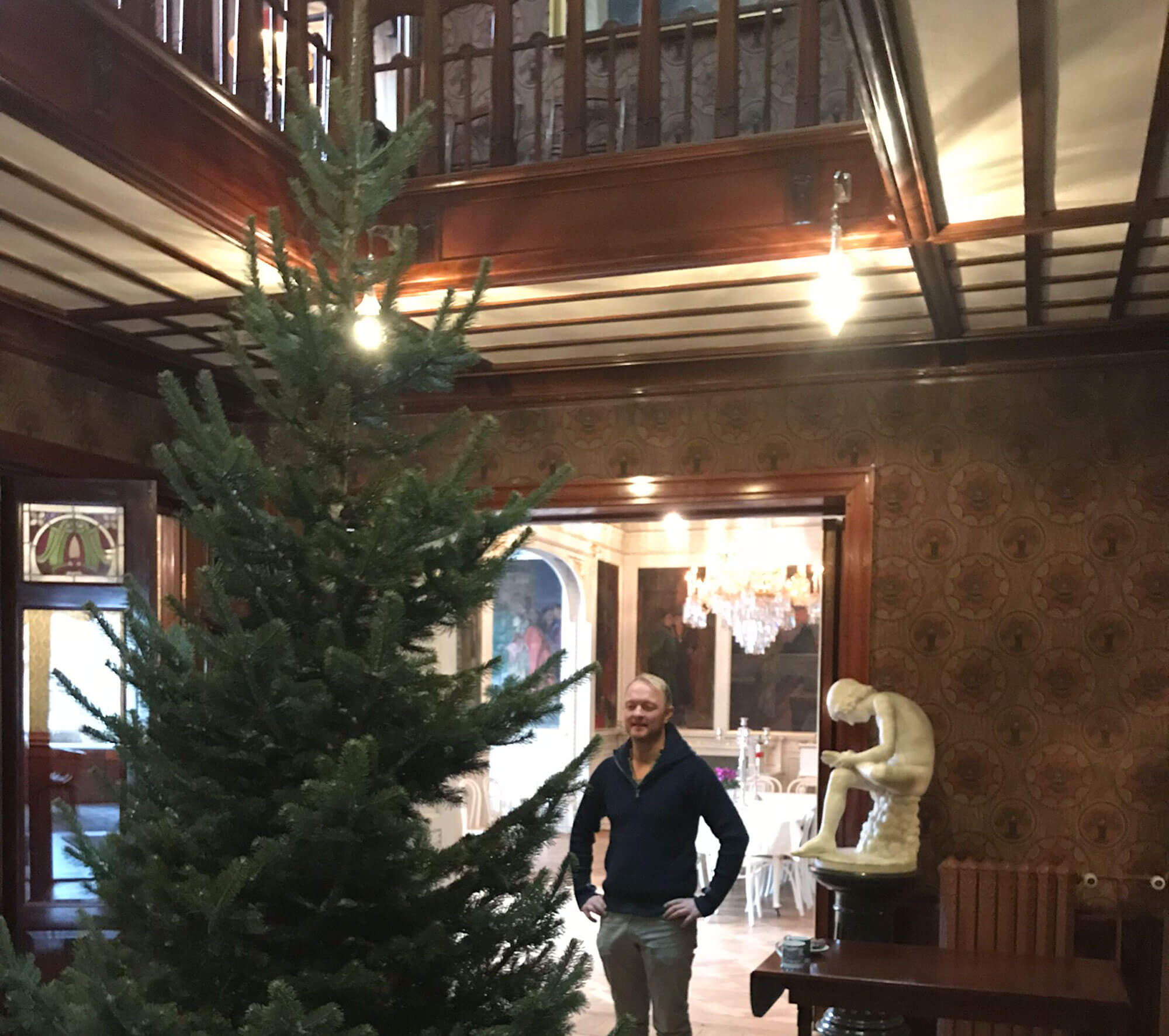 Juletre inne i et hus