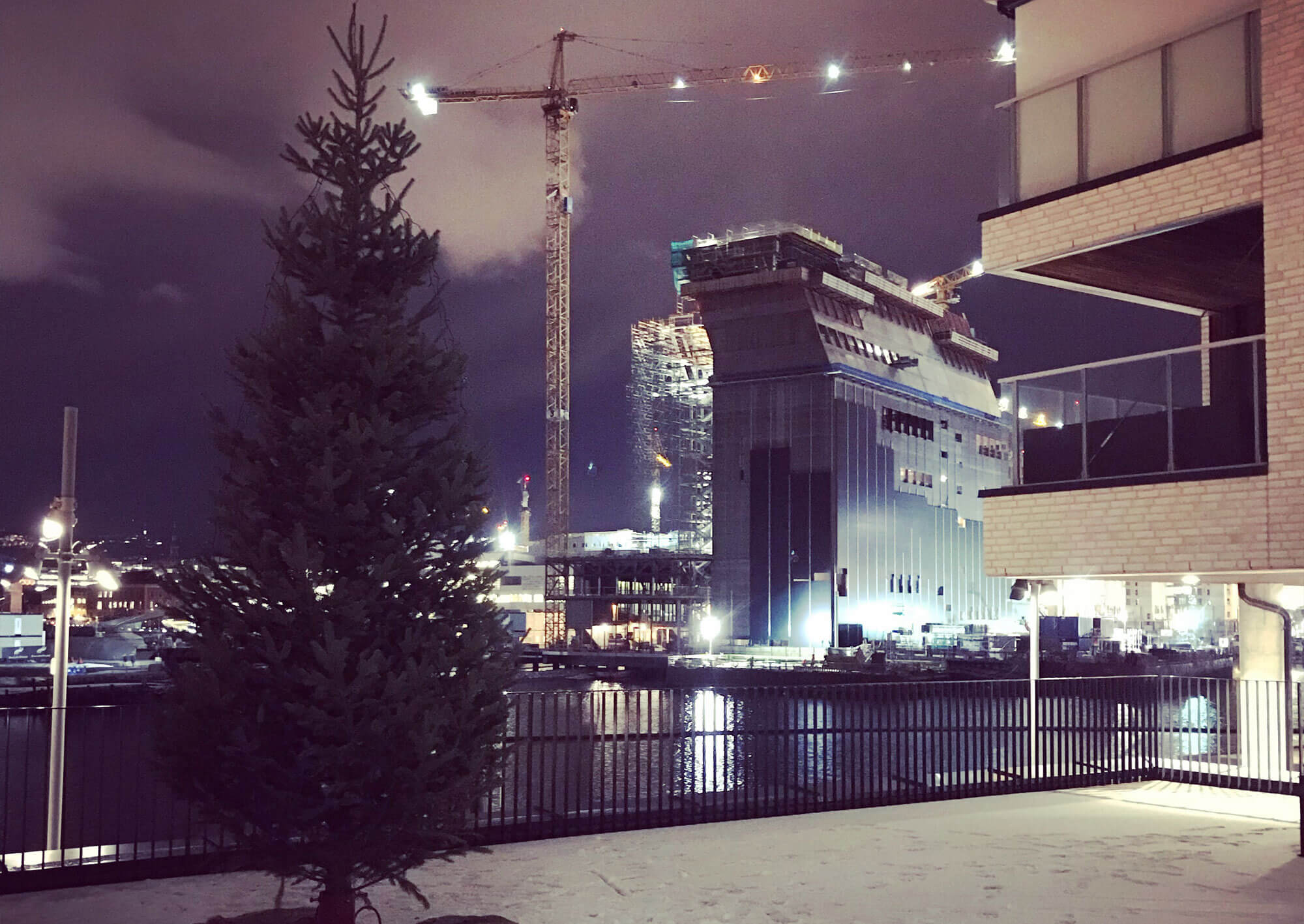 Juletre på ei brygge