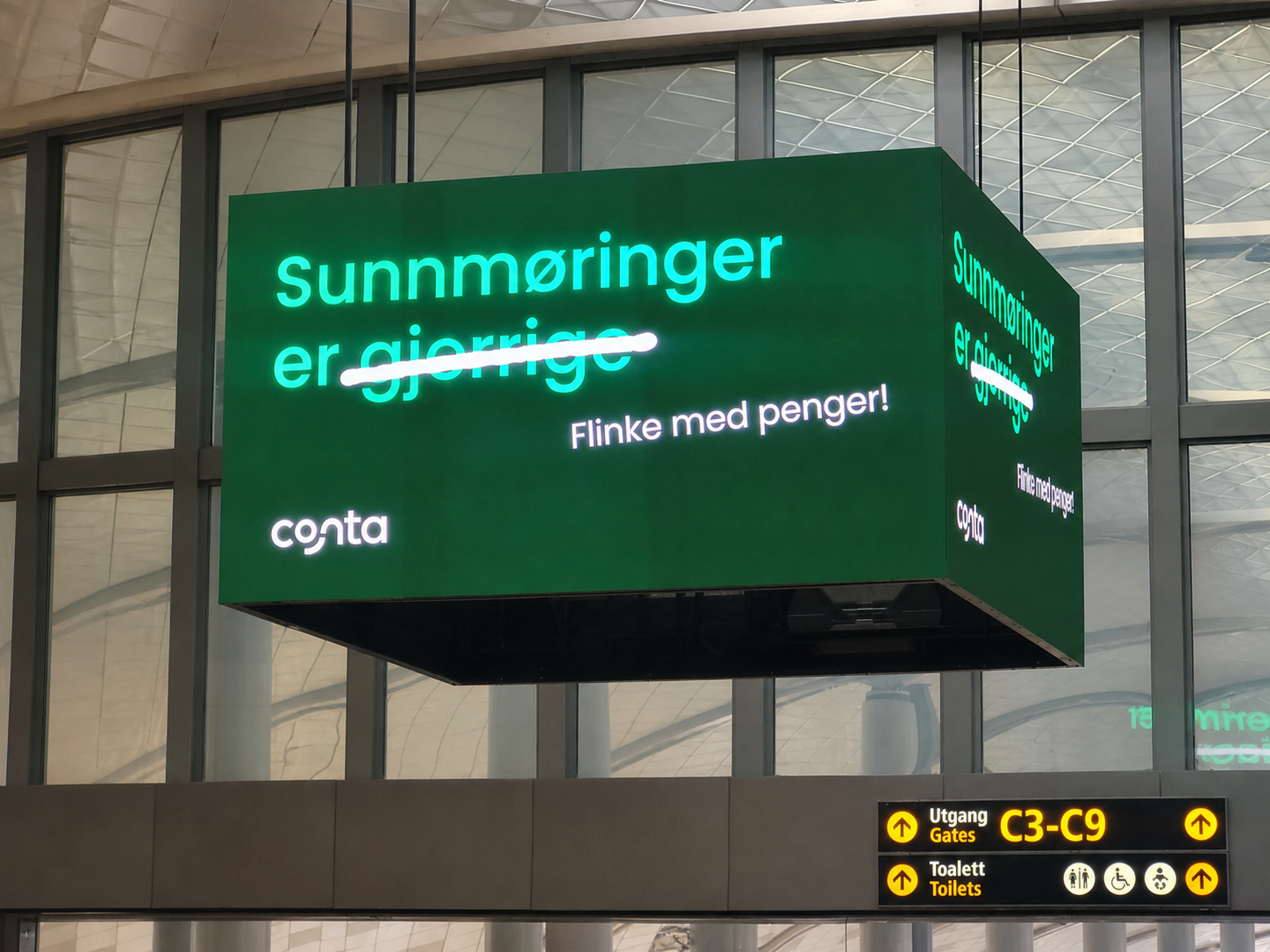 Conta-reklame på flyplassen: Sunnmøringer er gjerrige – Flinke med penger!