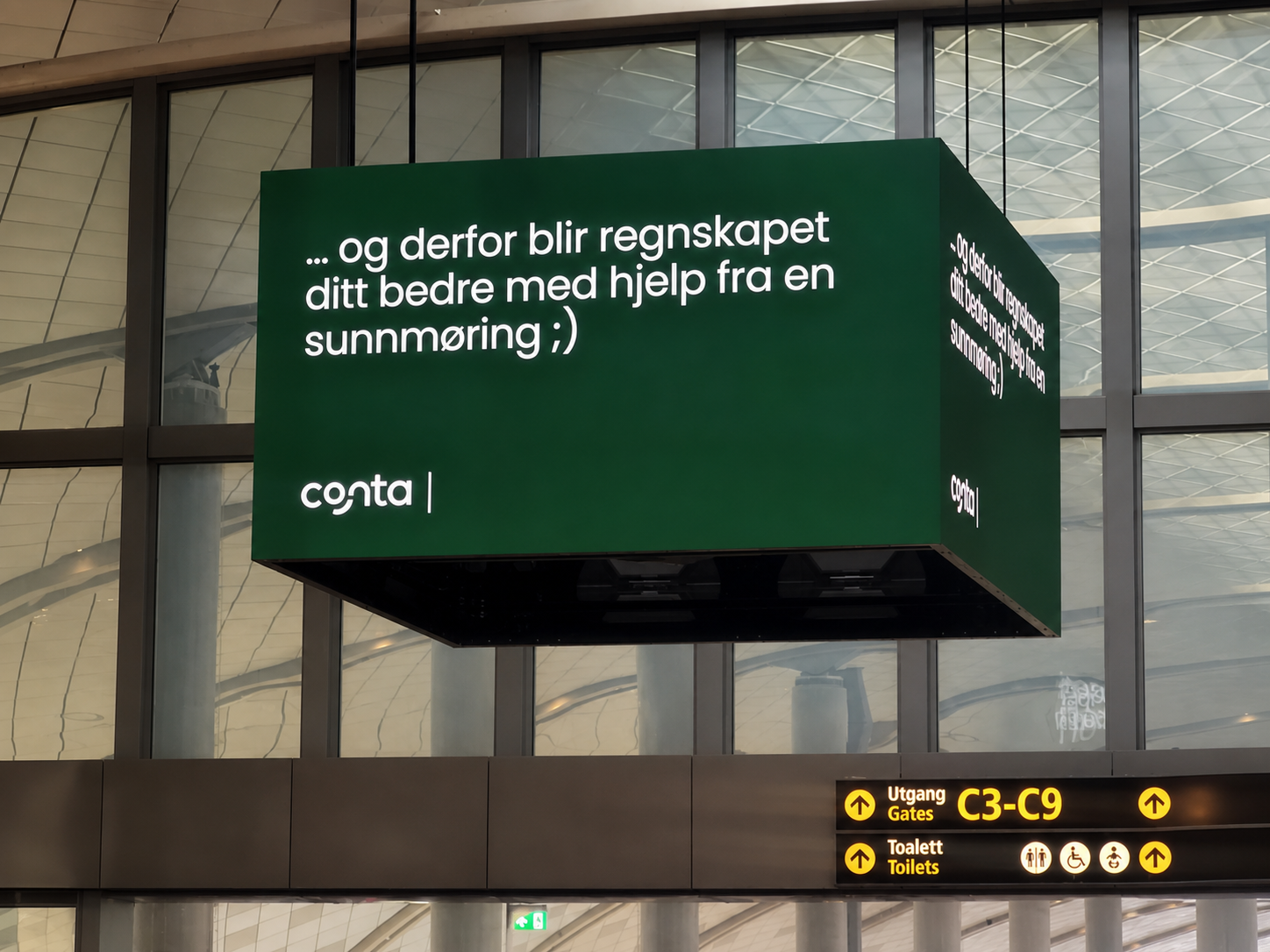 Conta-reklame på flyplassen: … og derfor blir regnskapet ditt bedre med hjelp fra en sunnmøring ;)