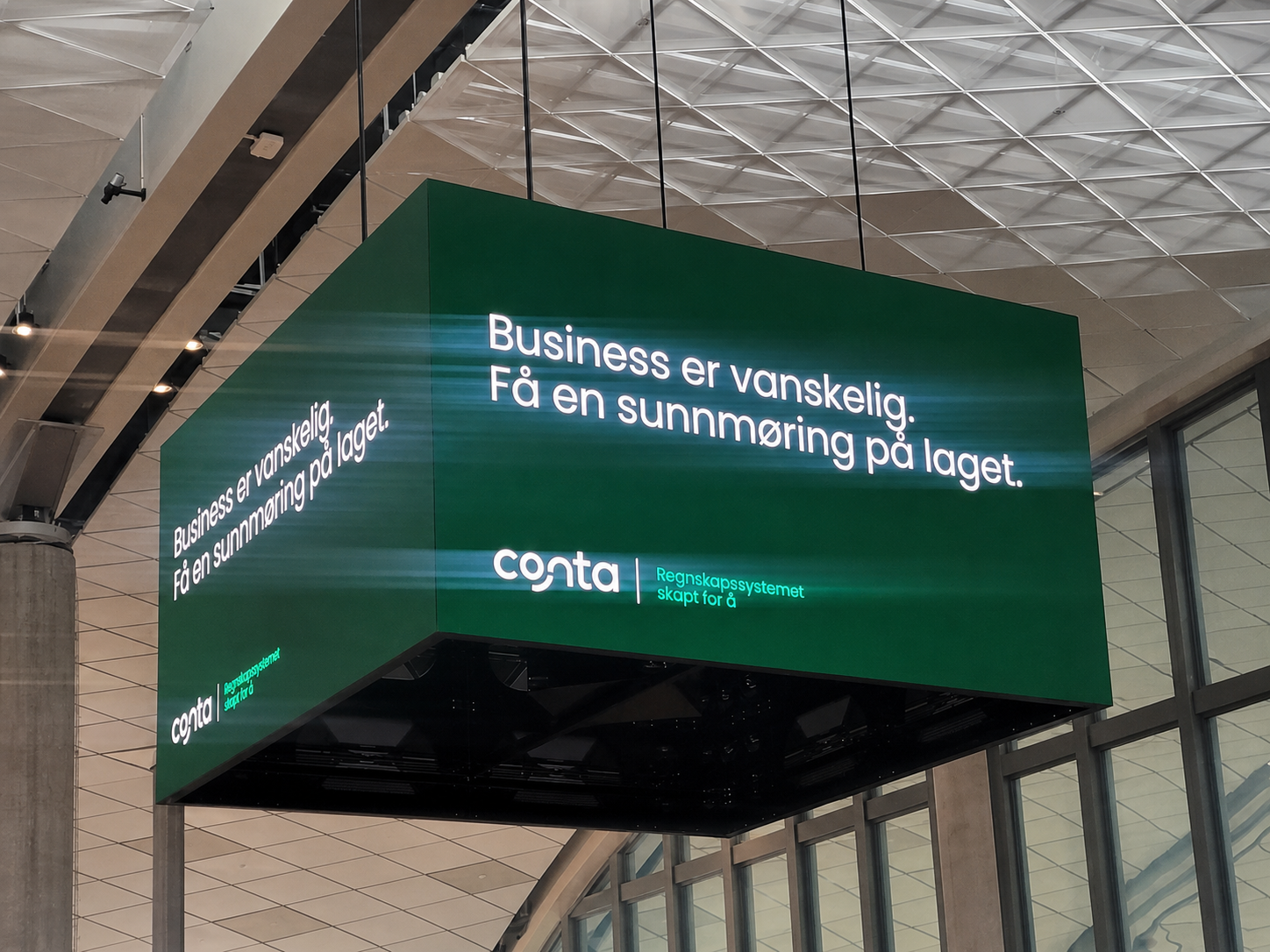 Conta-reklame på flyplassen: Business er vanskelig. Få en sunnmøring på laget.