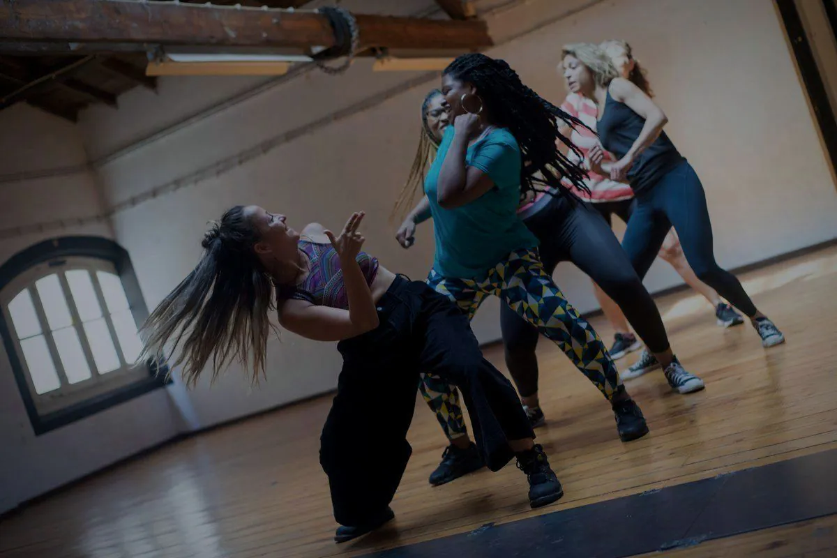 Ženy tančí choreografii na taneční lekci