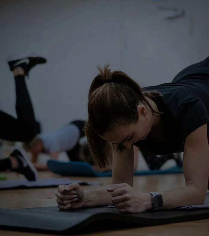 Pilates na podložce – zpevnění středu těla na předloktích