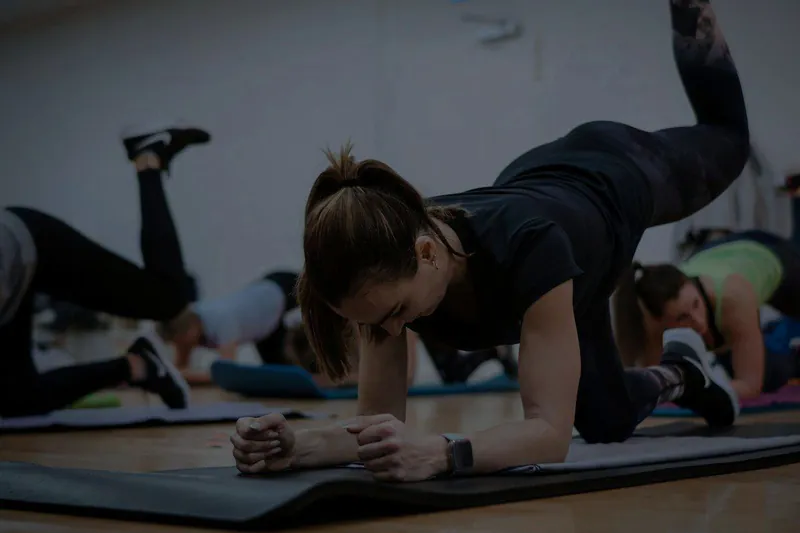 Pilates na podložce – zpevnění středu těla na předloktích