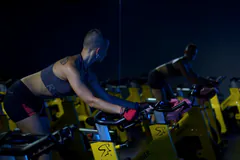 Spinning – jízda na spinningovém kole v potemnělém sále