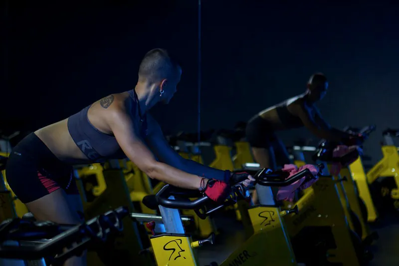 Spinning – jízda na spinningovém kole v potemnělém sále